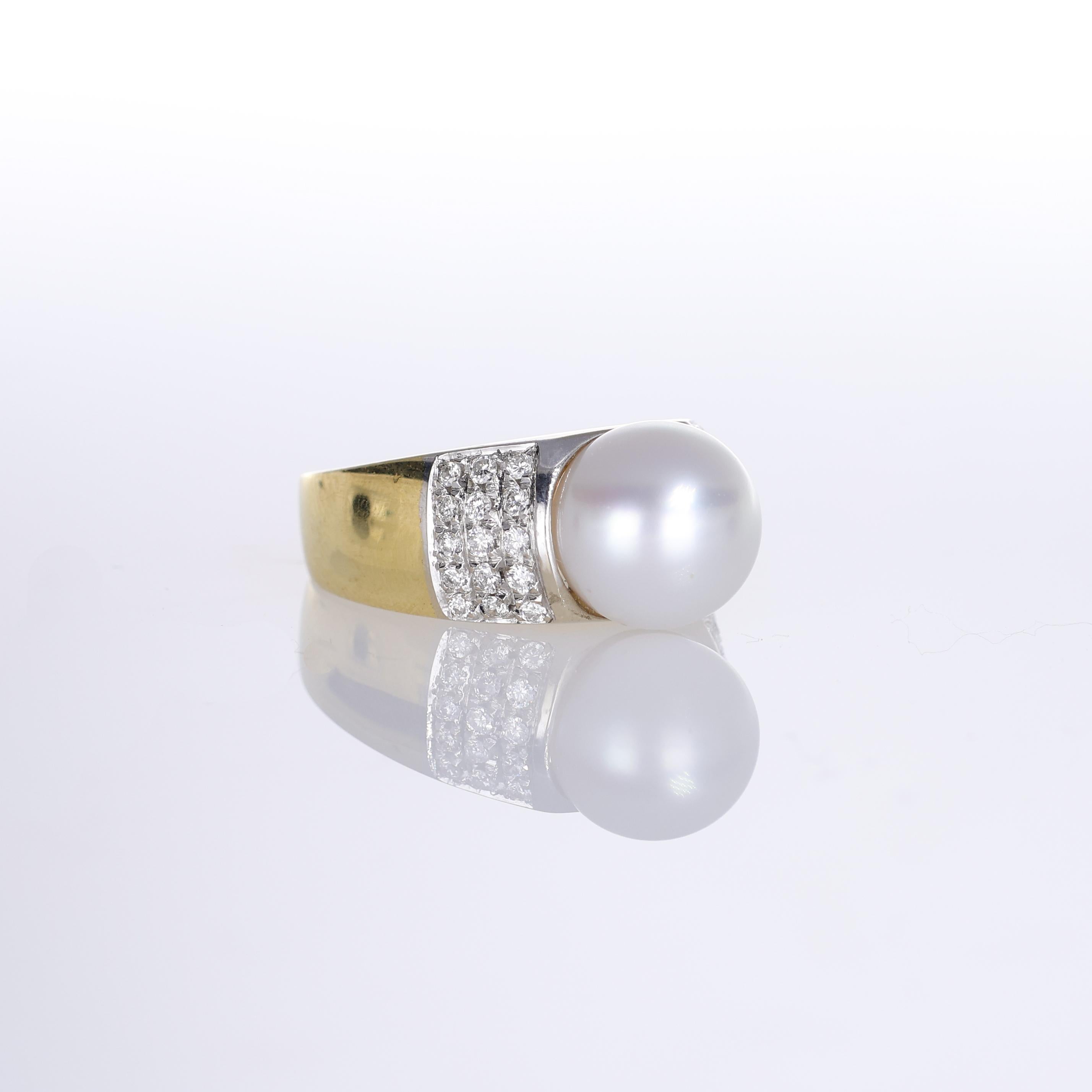 18K Yellow Gold Ring with Central Pearl and Diamond Pavé Accents In New Condition For Sale In Bergamo, BG