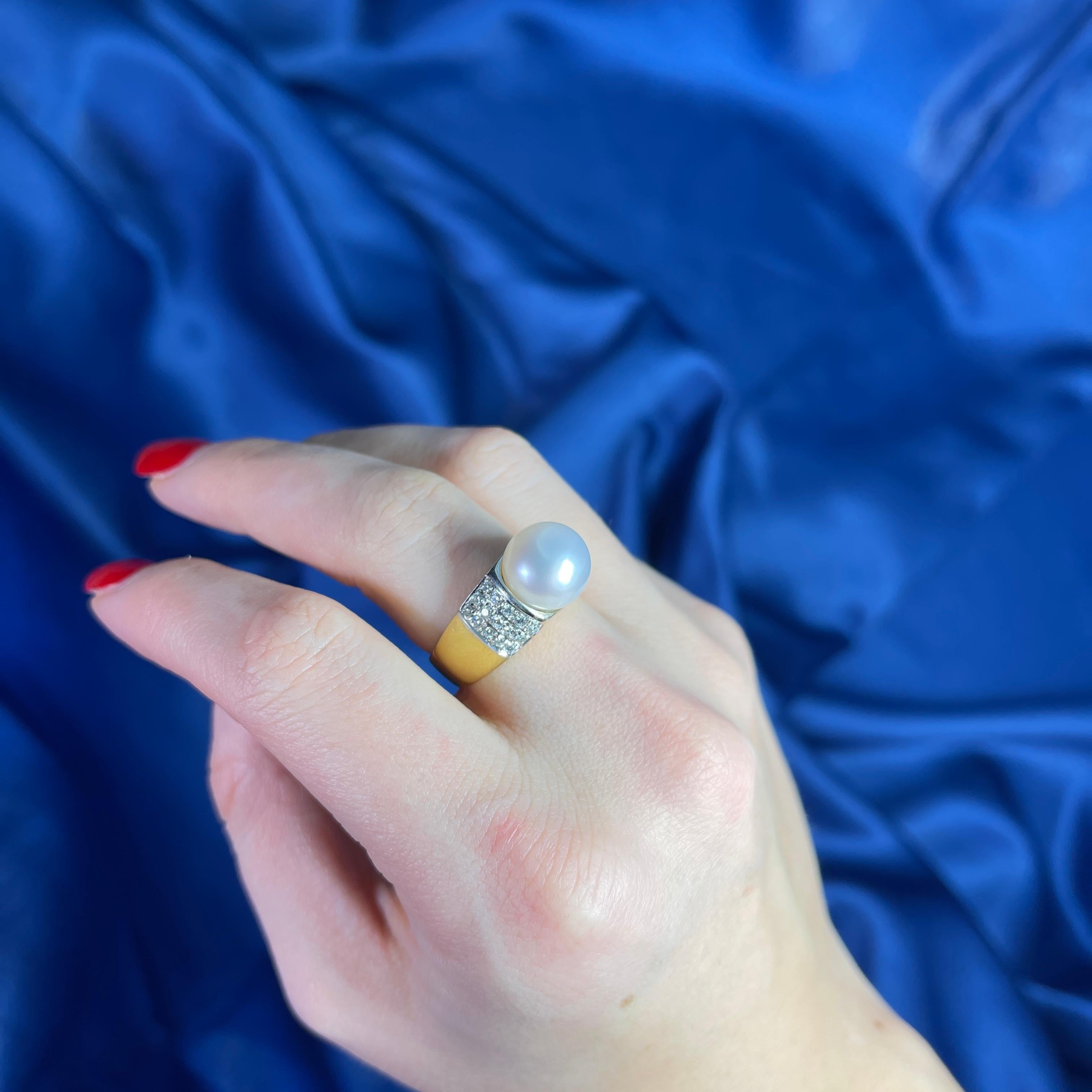 18K Yellow Gold Ring with Central Pearl and Diamond Pavé Accents For Sale 3