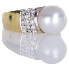 18K Yellow Gold Ring with Central Pearl and Diamond Pavé Accents
