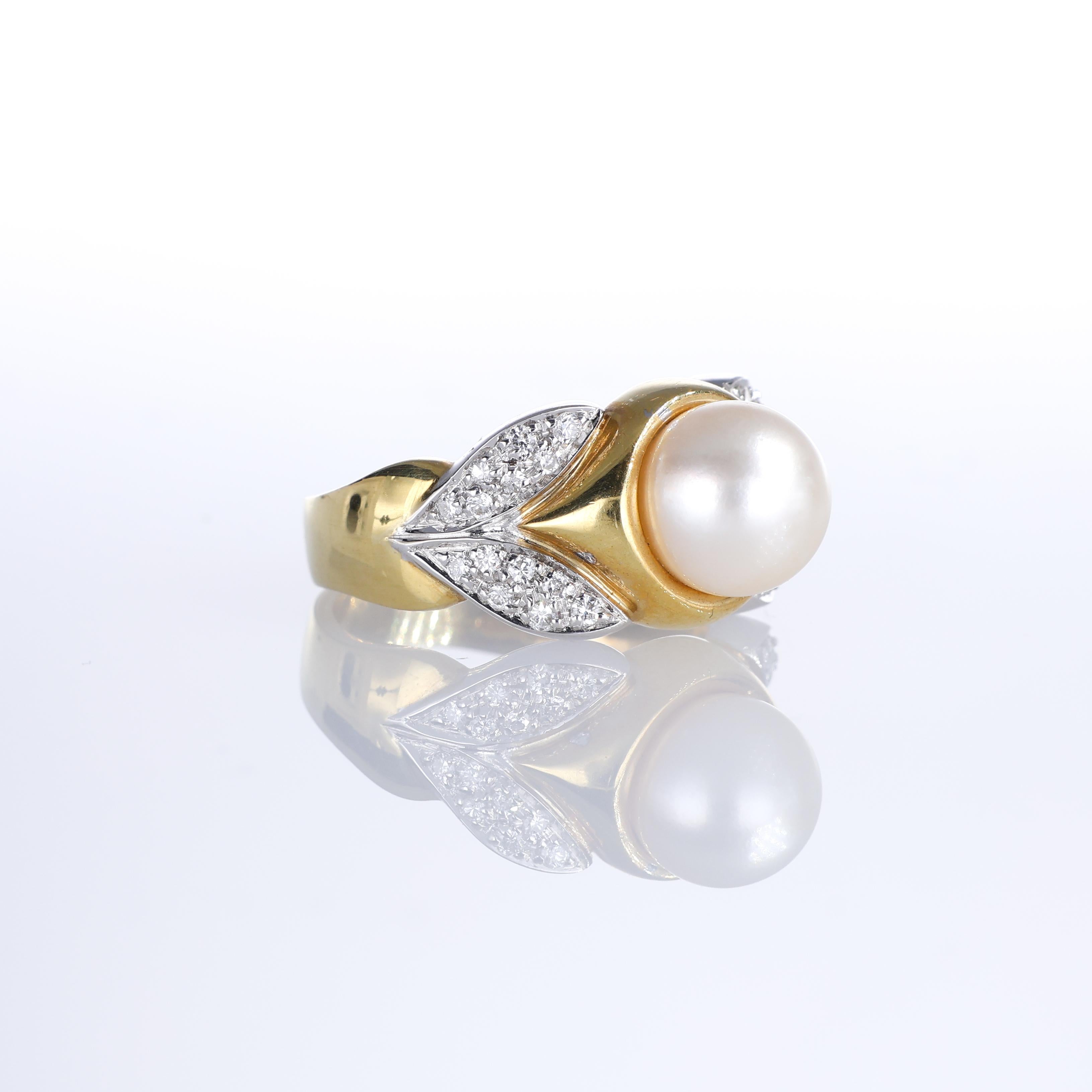 Brilliant Cut 18K Yellow Gold Ring with Central Pearl and Diamond Pavé Leaves For Sale