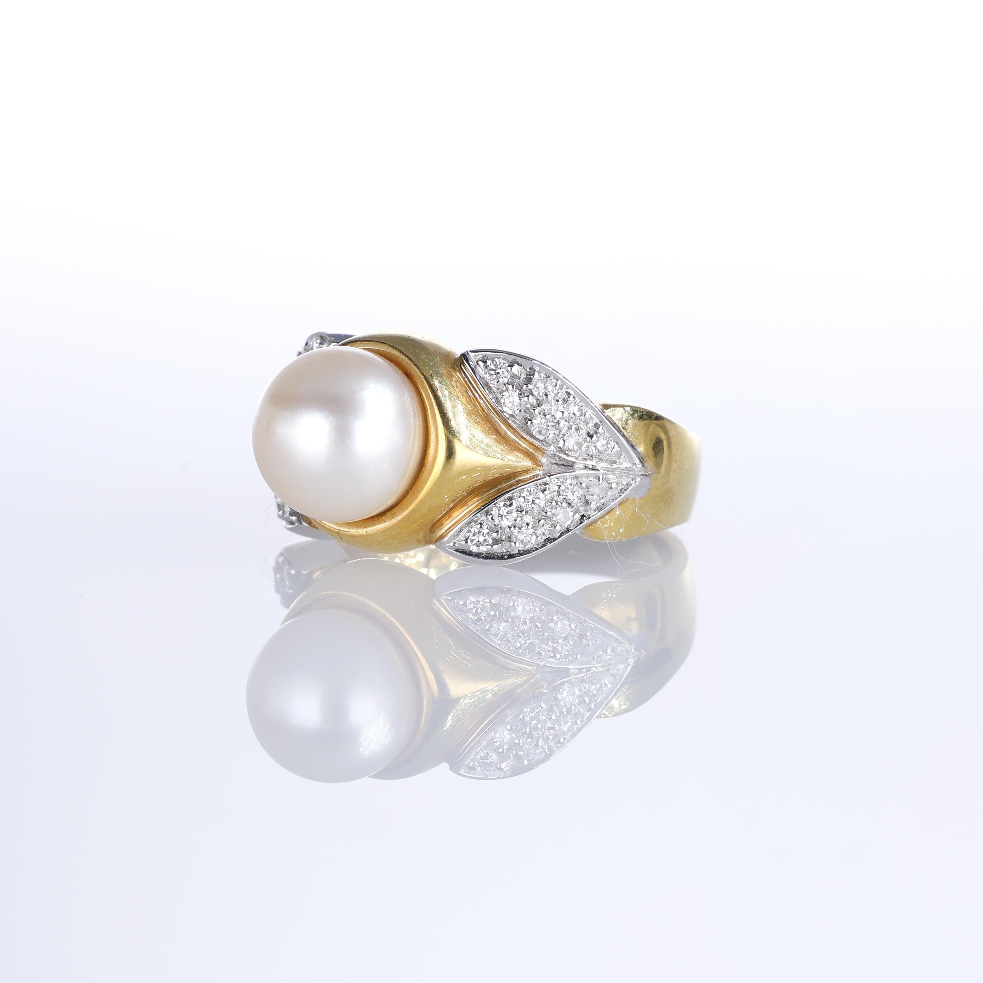 18K Yellow Gold Ring with Central Pearl and Diamond Pavé Leaves In New Condition For Sale In Bergamo, BG