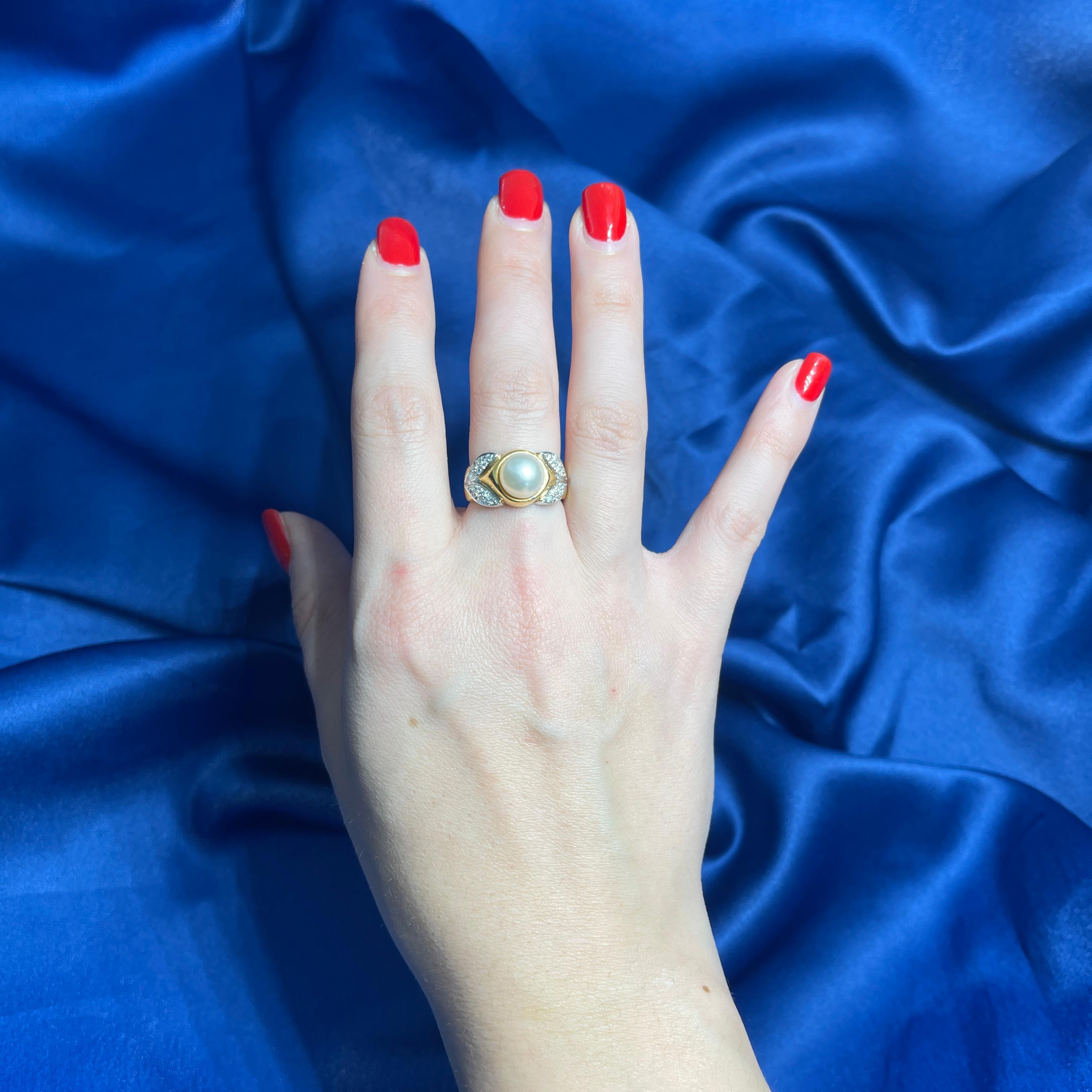 18K Yellow Gold Ring with Central Pearl and Diamond Pavé Leaves For Sale 1