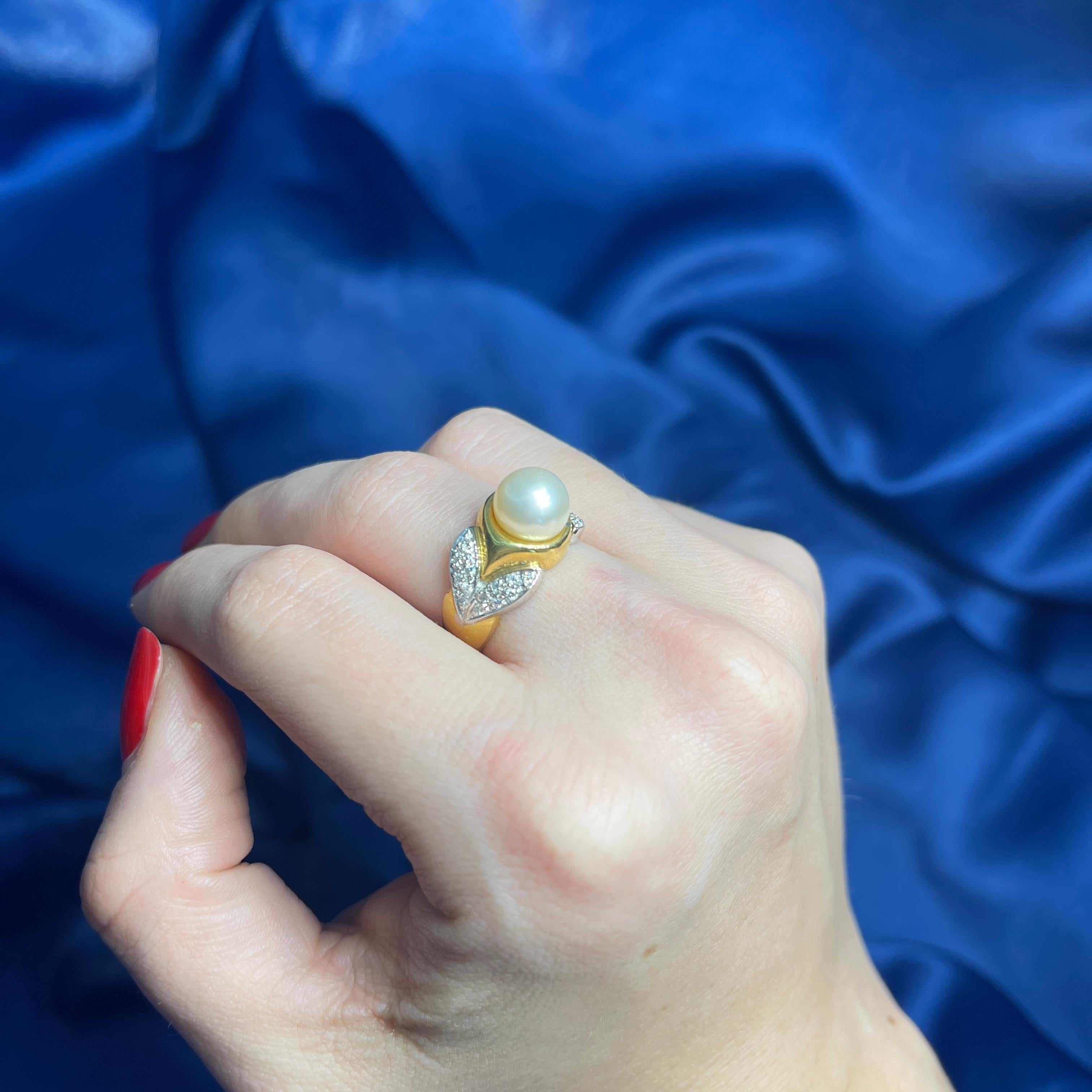 18K Yellow Gold Ring with Central Pearl and Diamond Pavé Leaves For Sale 2
