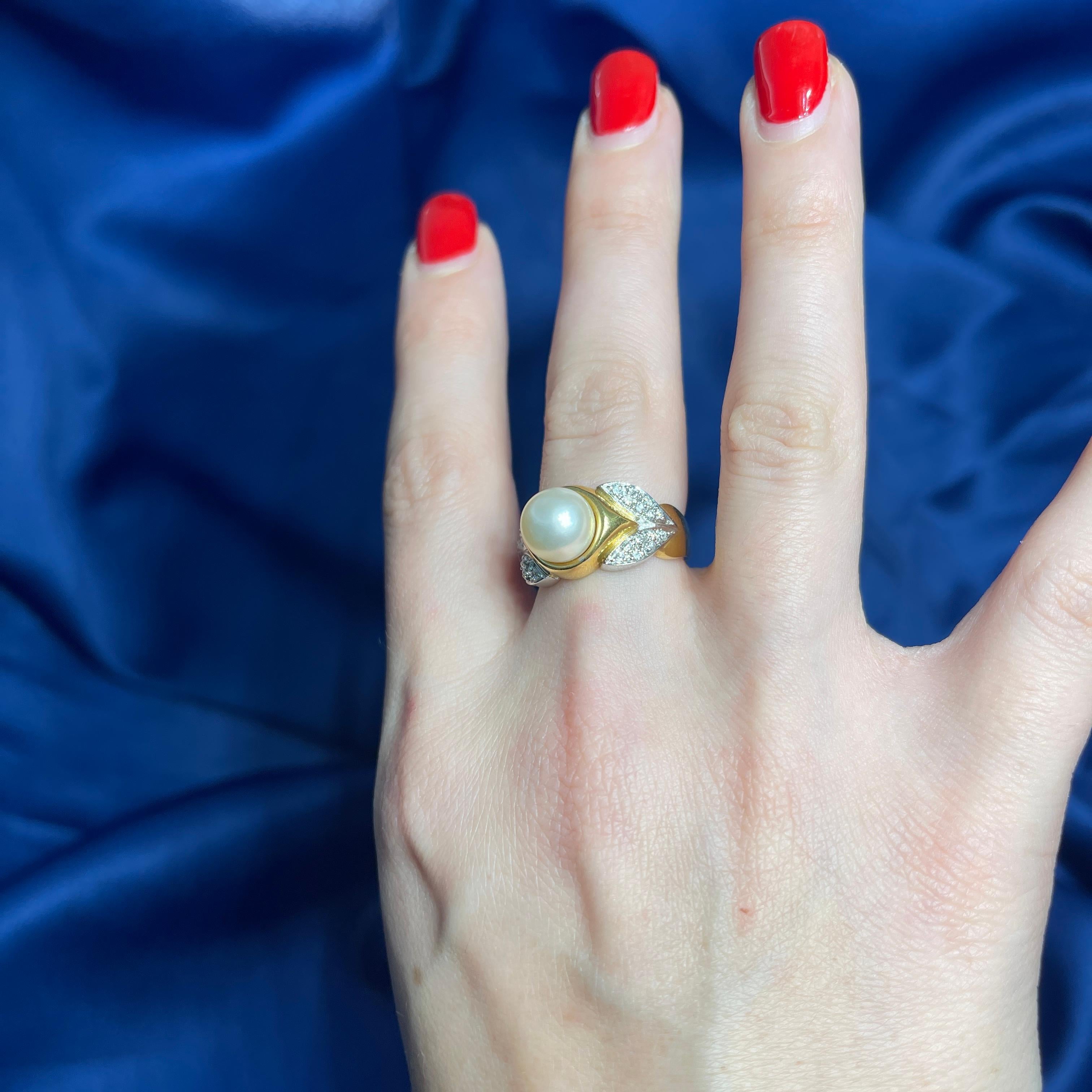 18K Yellow Gold Ring with Central Pearl and Diamond Pavé Leaves For Sale 3