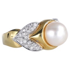 Anello in oro giallo 18 carati con perla centrale e pavé di diamanti