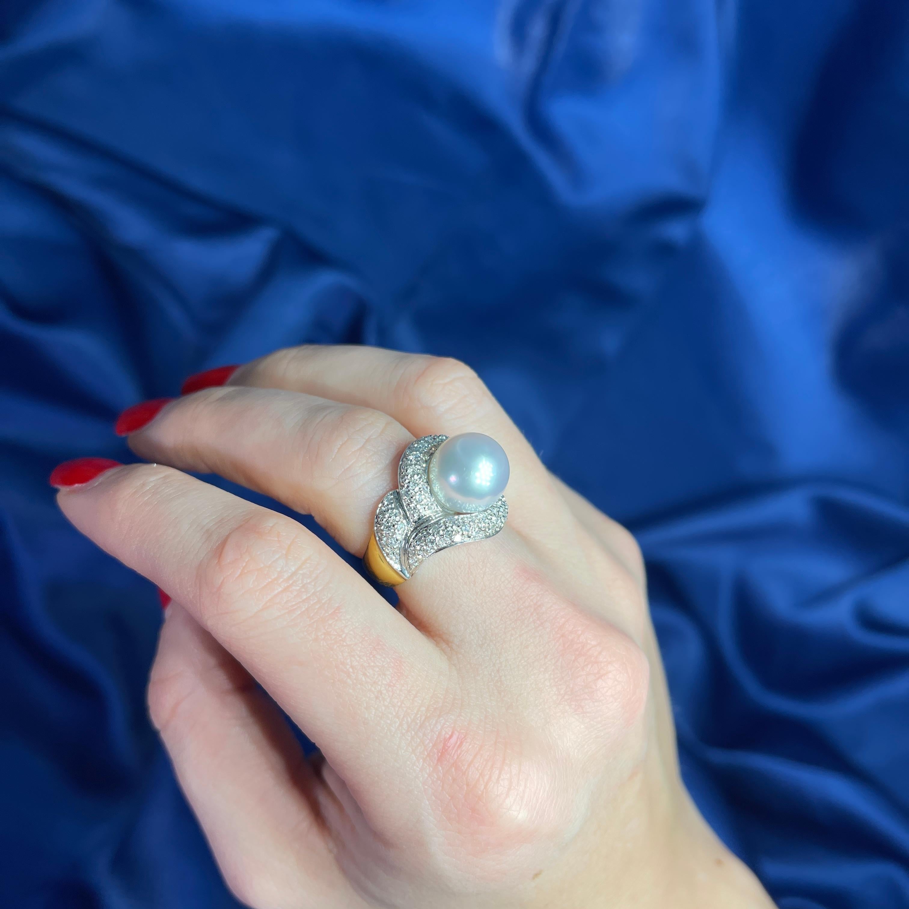 18K Yellow Gold Ring with Central Pearl and Diamond Pavé Weave For Sale 5