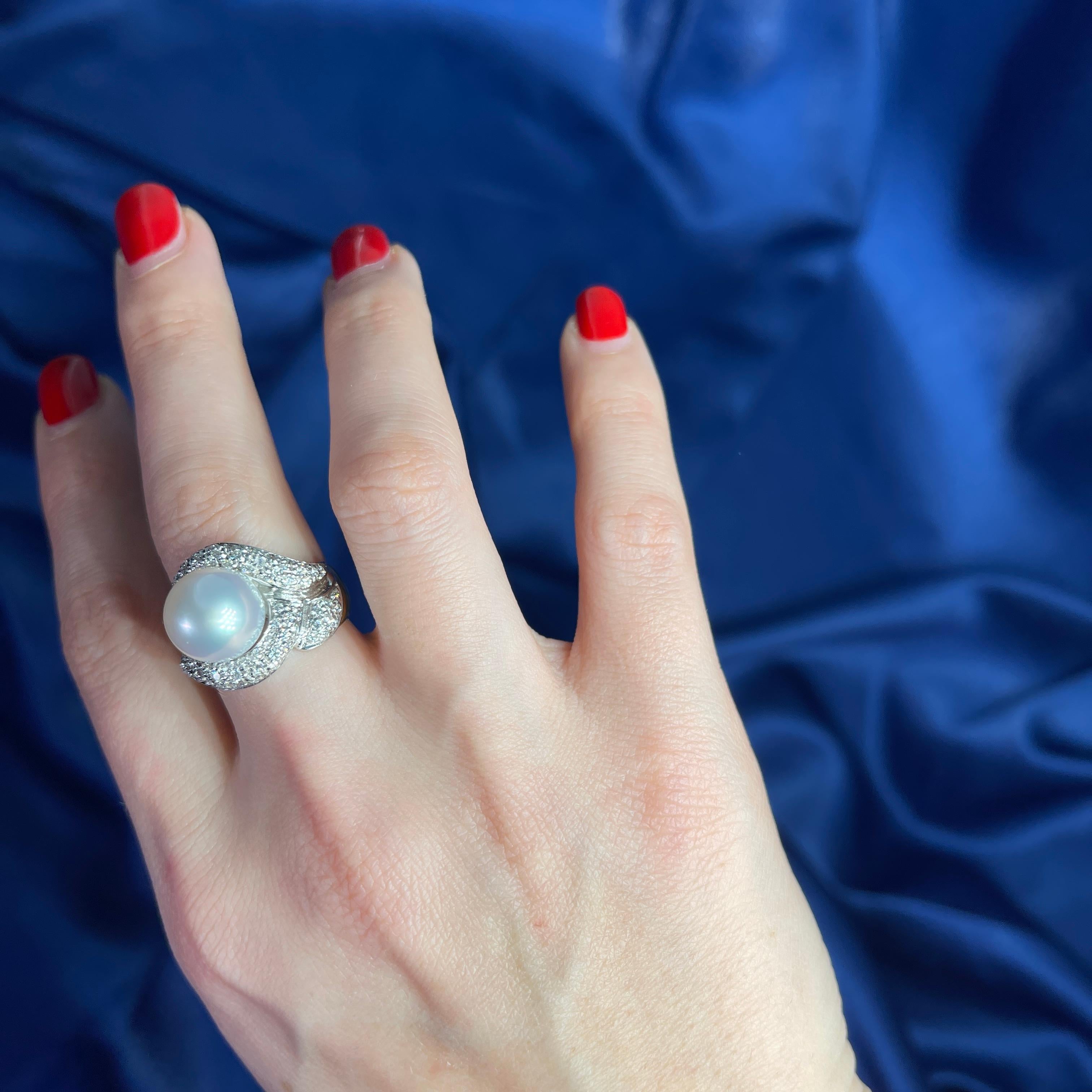 18K Yellow Gold Ring with Central Pearl and Diamond Pavé Weave For Sale 6