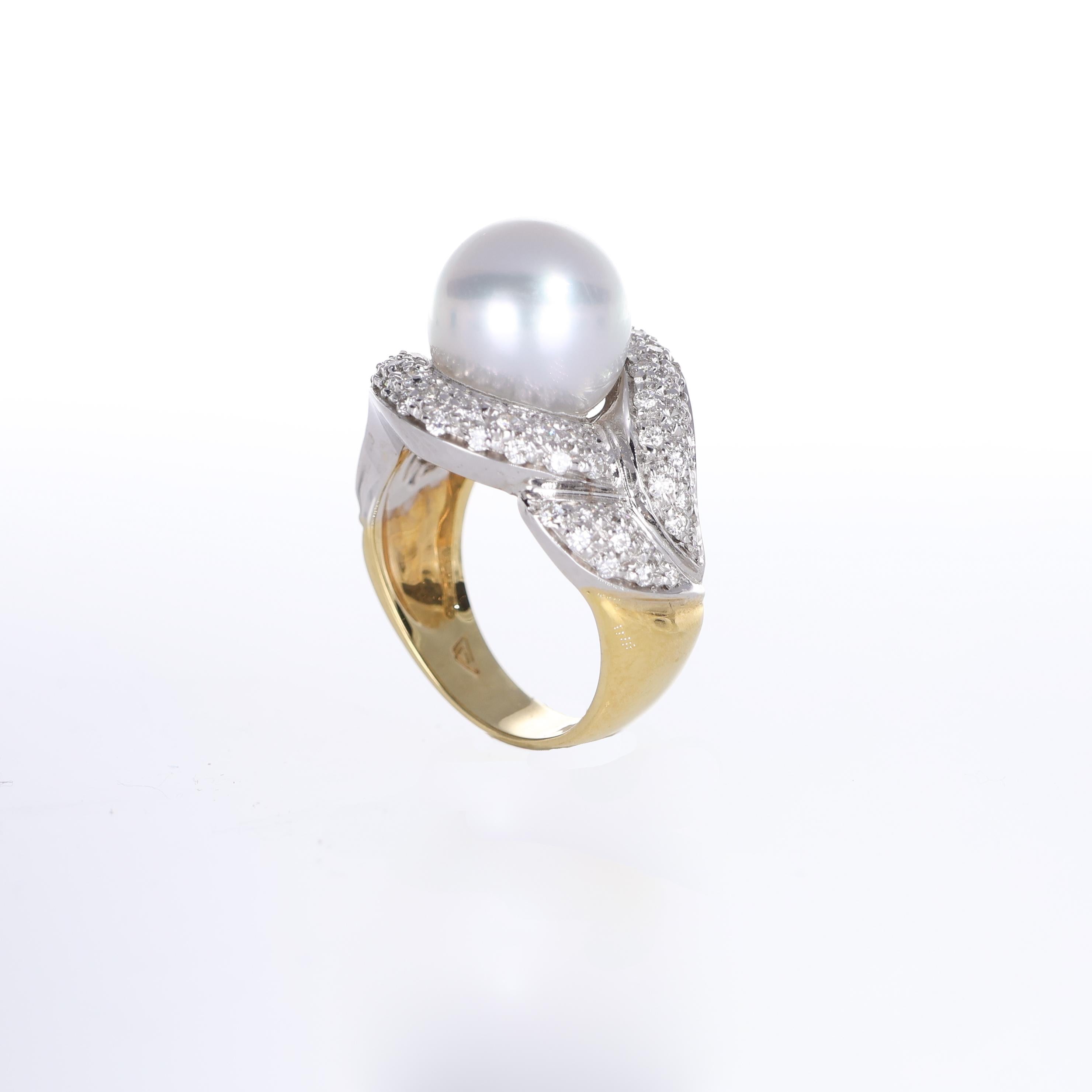 18K Yellow Gold Ring with Central Pearl and Diamond Pavé Weave For Sale 2