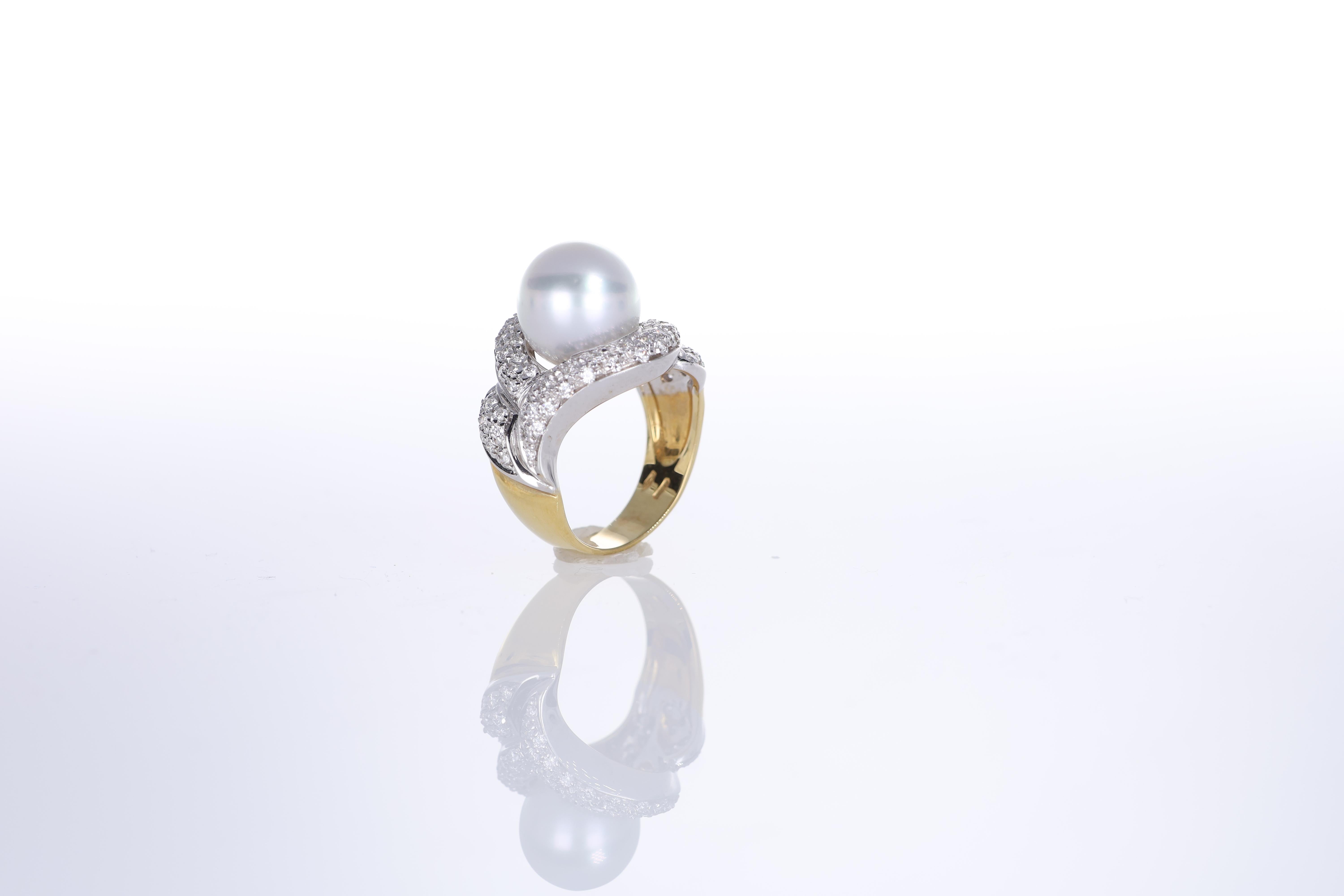 18K Yellow Gold Ring with Central Pearl and Diamond Pavé Weave For Sale 3