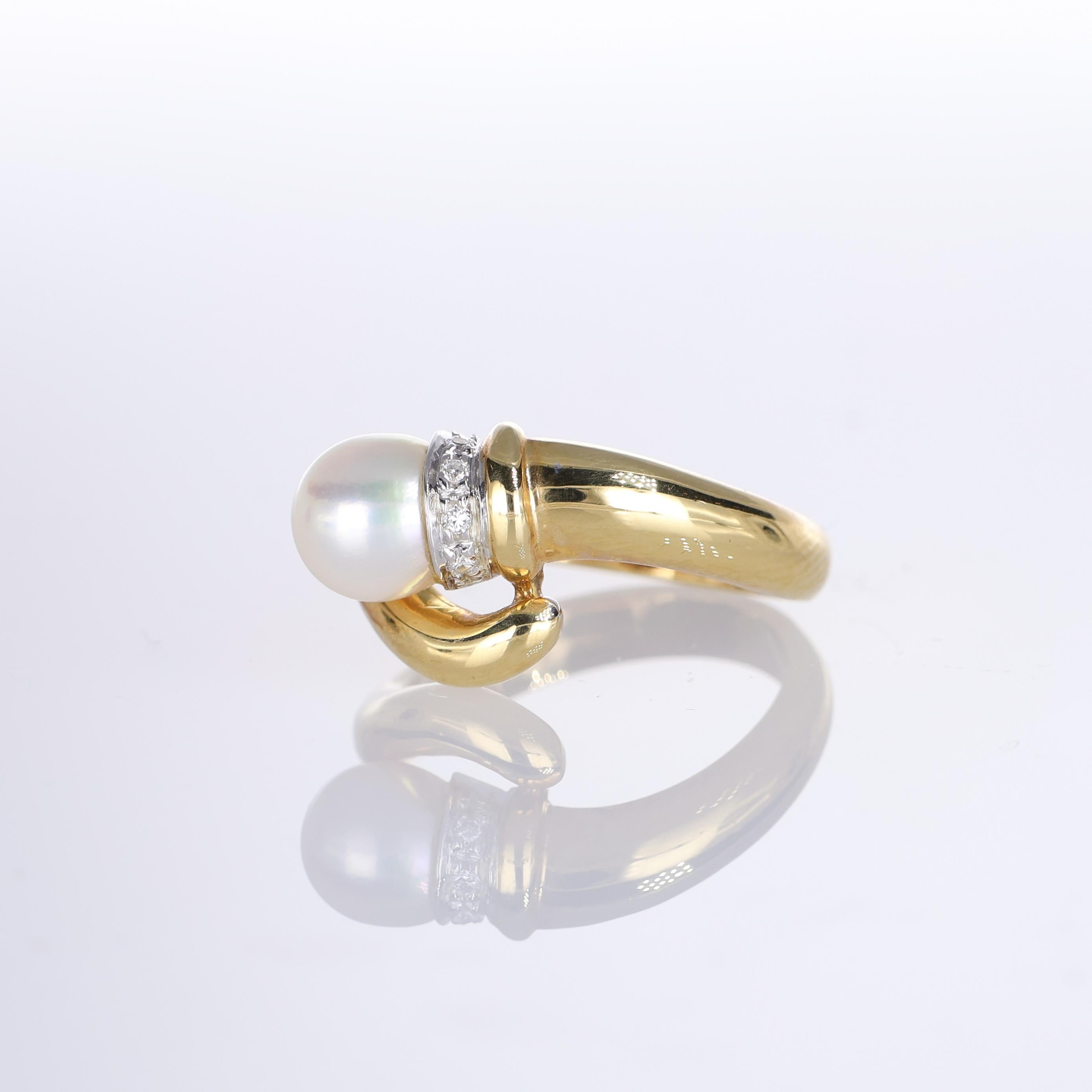 Brilliant Cut 18k Yellow Gold Ring with Central Pearl and Diamond-Set Bezel For Sale
