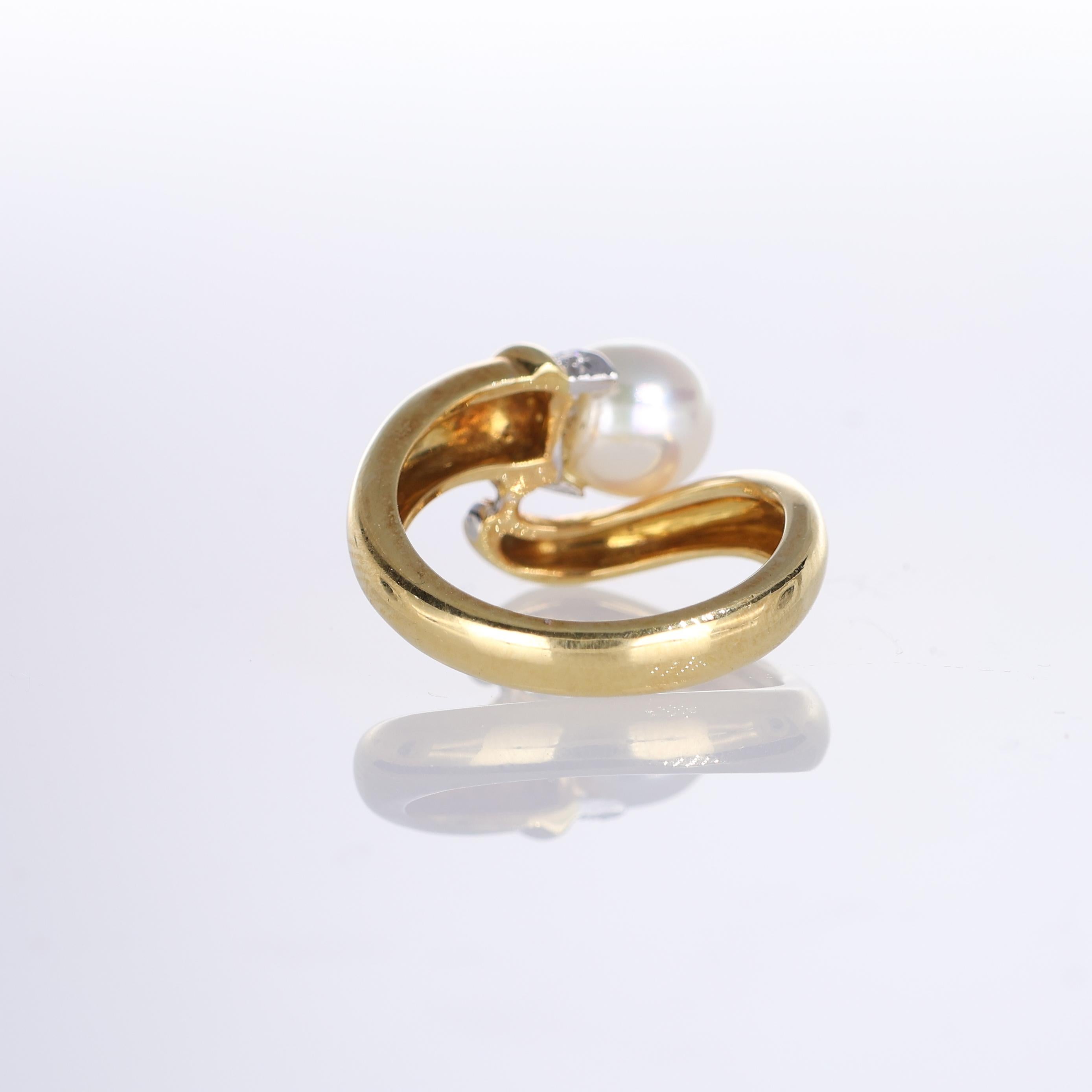 18k Yellow Gold Ring with Central Pearl and Diamond-Set Bezel In New Condition For Sale In Bergamo, BG