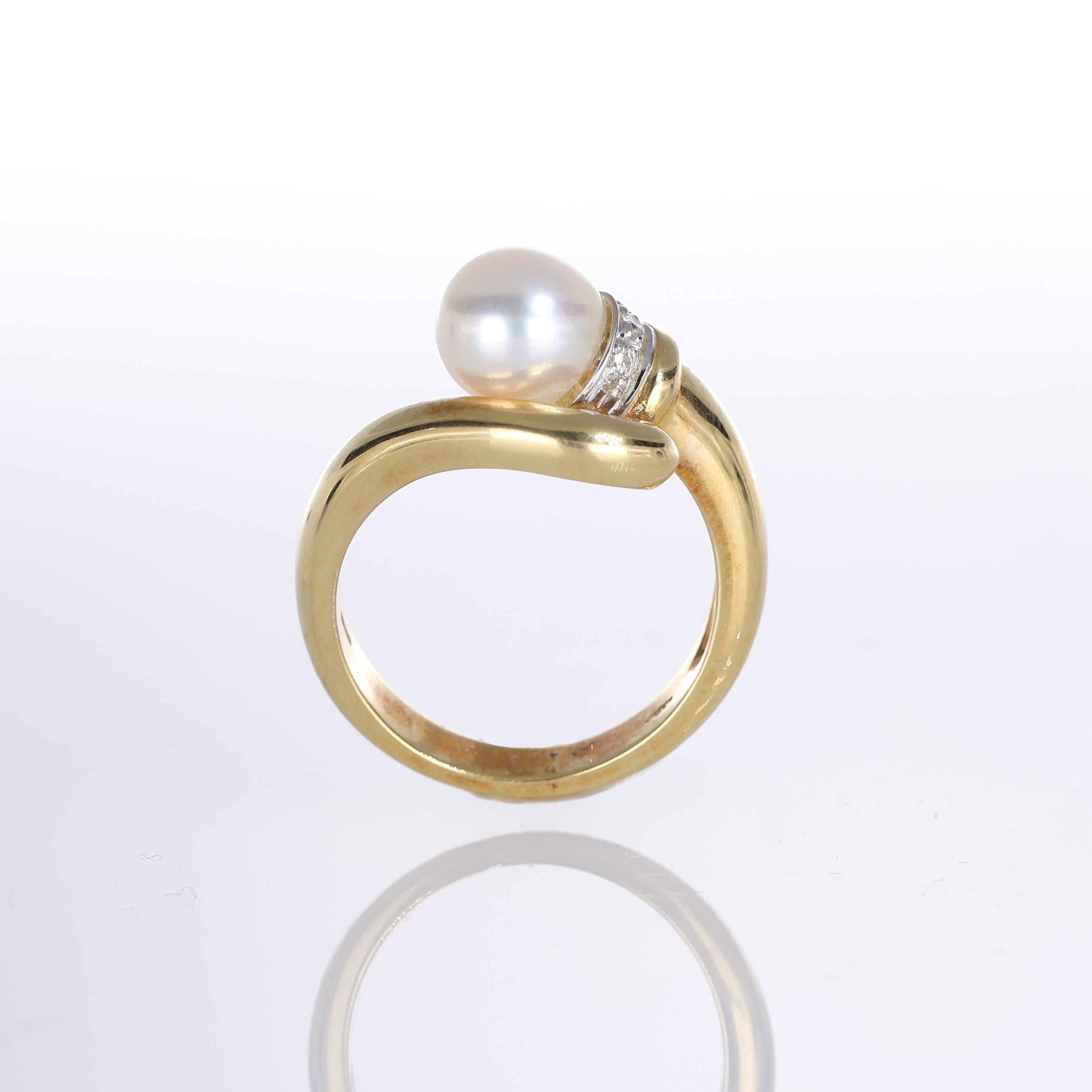 Women's or Men's 18k Yellow Gold Ring with Central Pearl and Diamond-Set Bezel For Sale