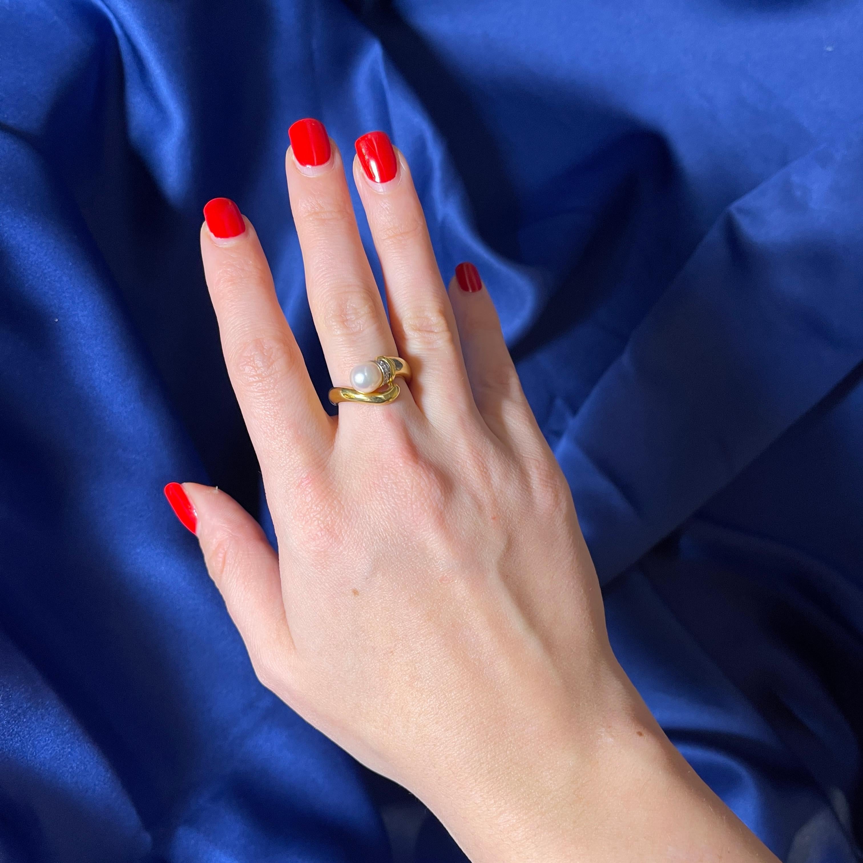 18k Yellow Gold Ring with Central Pearl and Diamond-Set Bezel For Sale 1