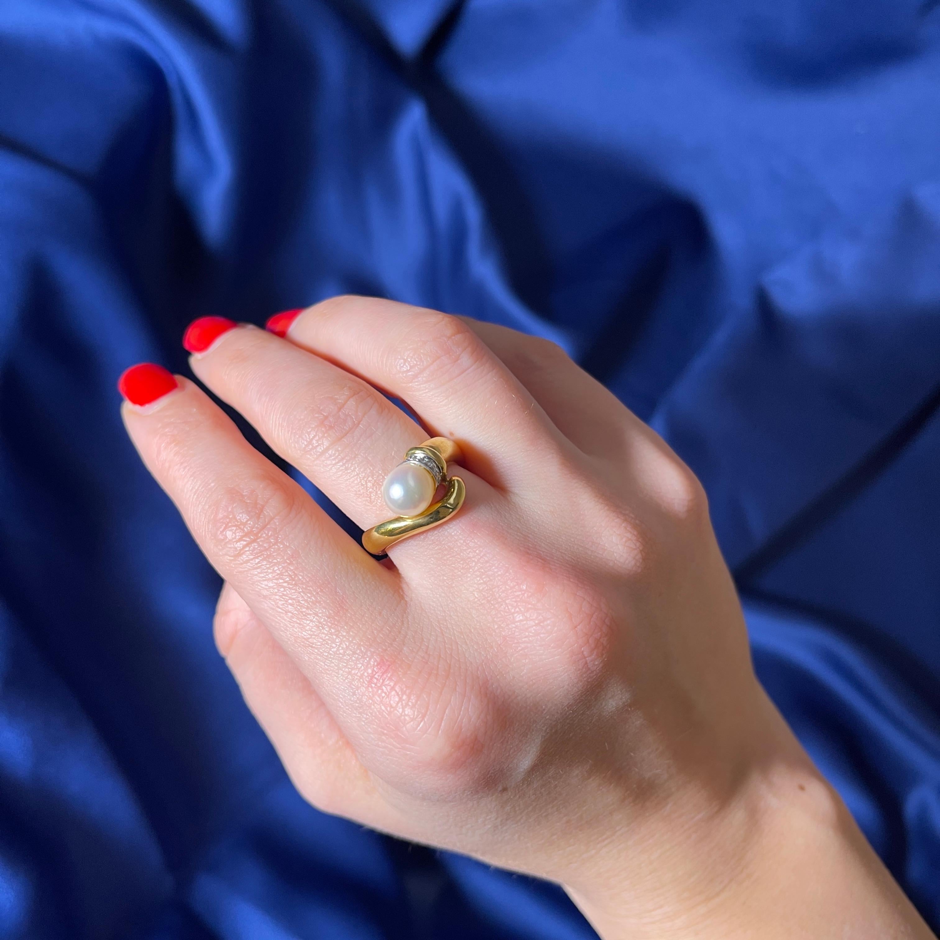 18k Yellow Gold Ring with Central Pearl and Diamond-Set Bezel For Sale 2