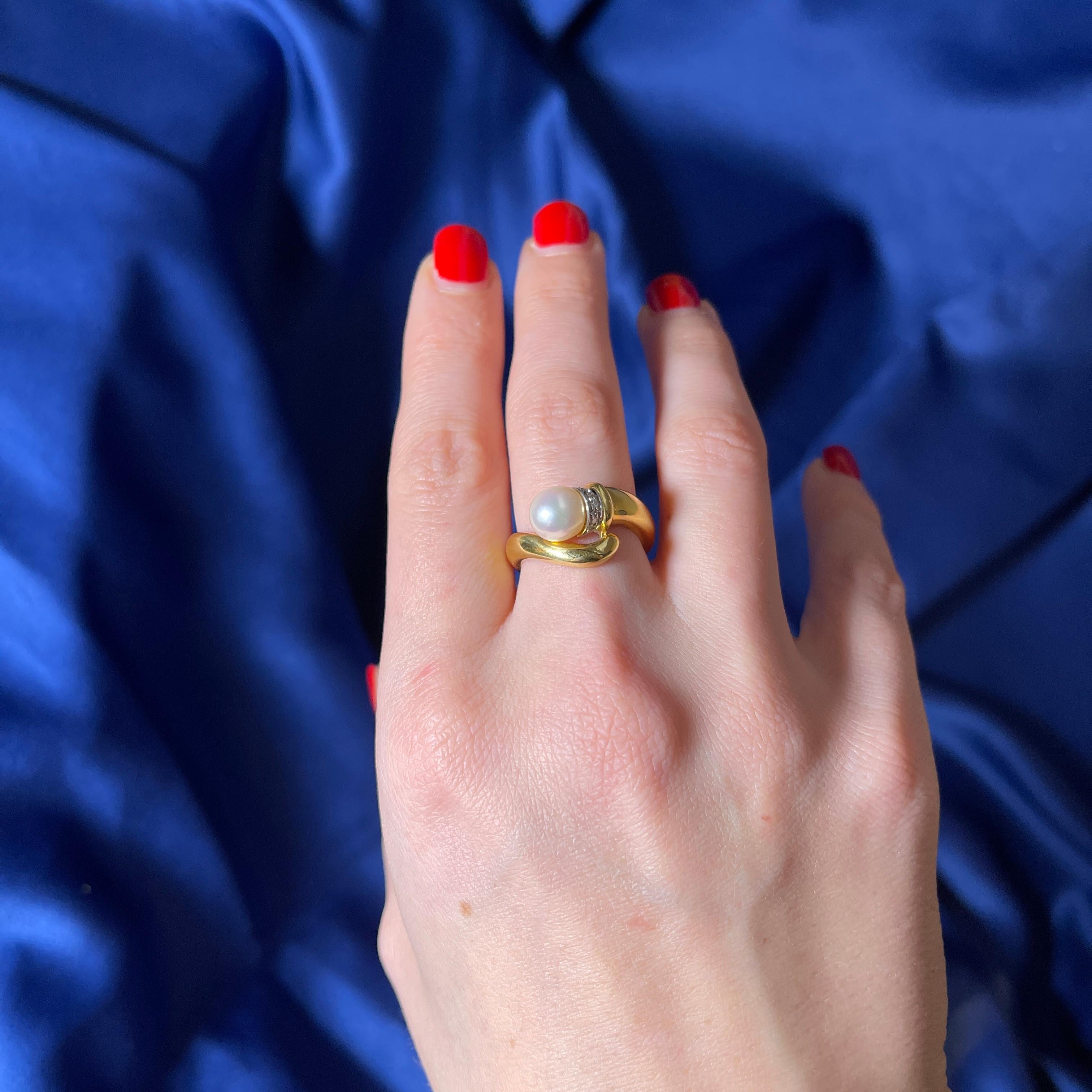 18k Yellow Gold Ring with Central Pearl and Diamond-Set Bezel For Sale 3