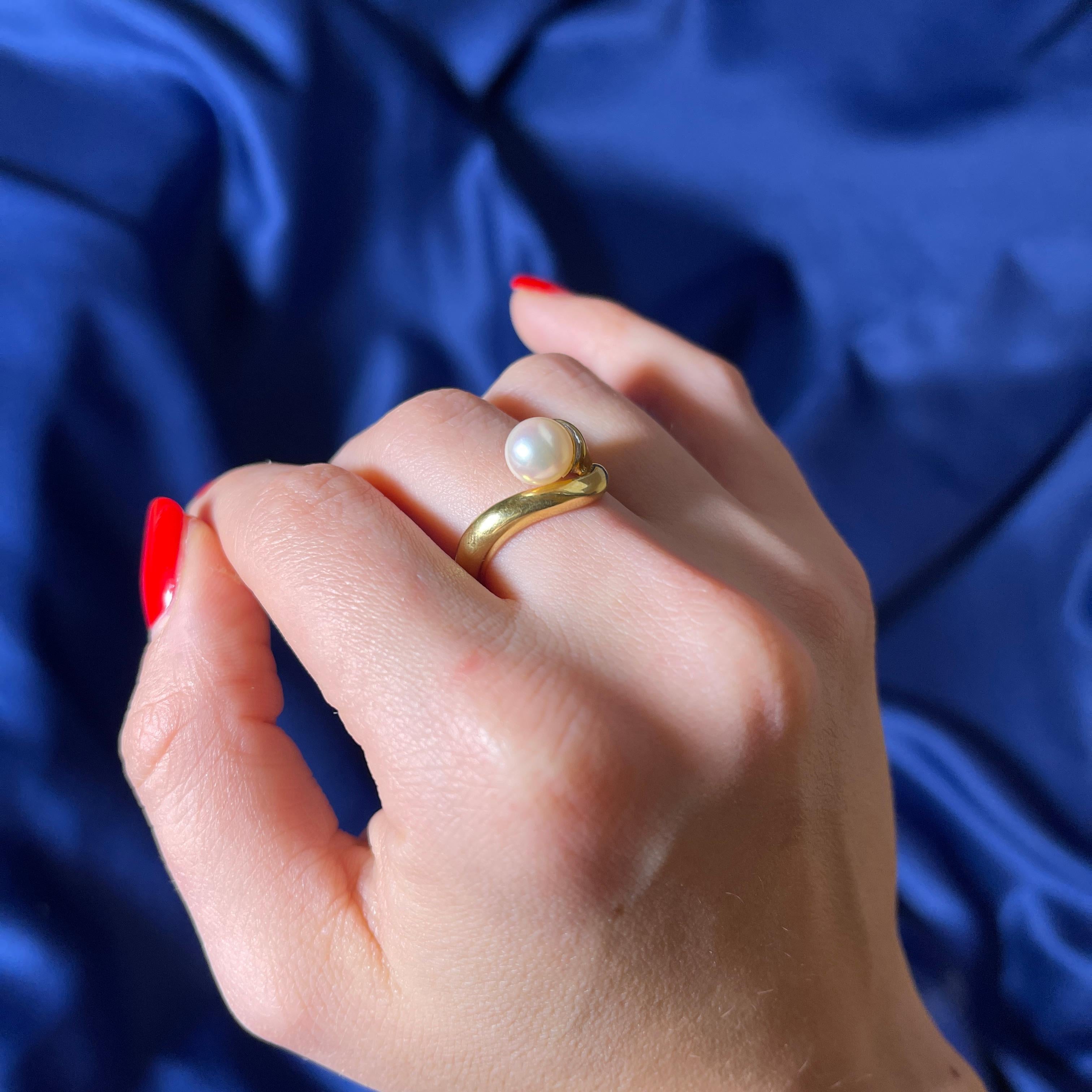 18k Yellow Gold Ring with Central Pearl and Diamond-Set Bezel For Sale 4