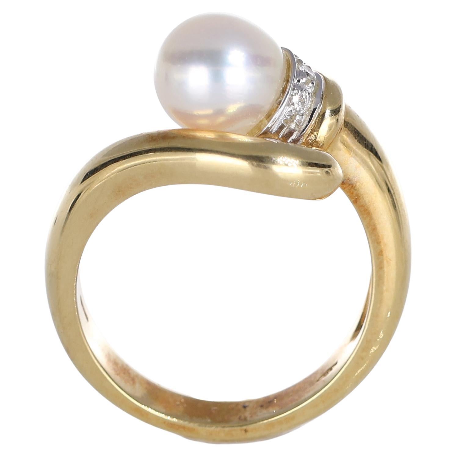 18k Yellow Gold Ring with Central Pearl and Diamond-Set Bezel