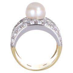 Anello in oro giallo 18 ct con perla centrale e pavé di diamanti