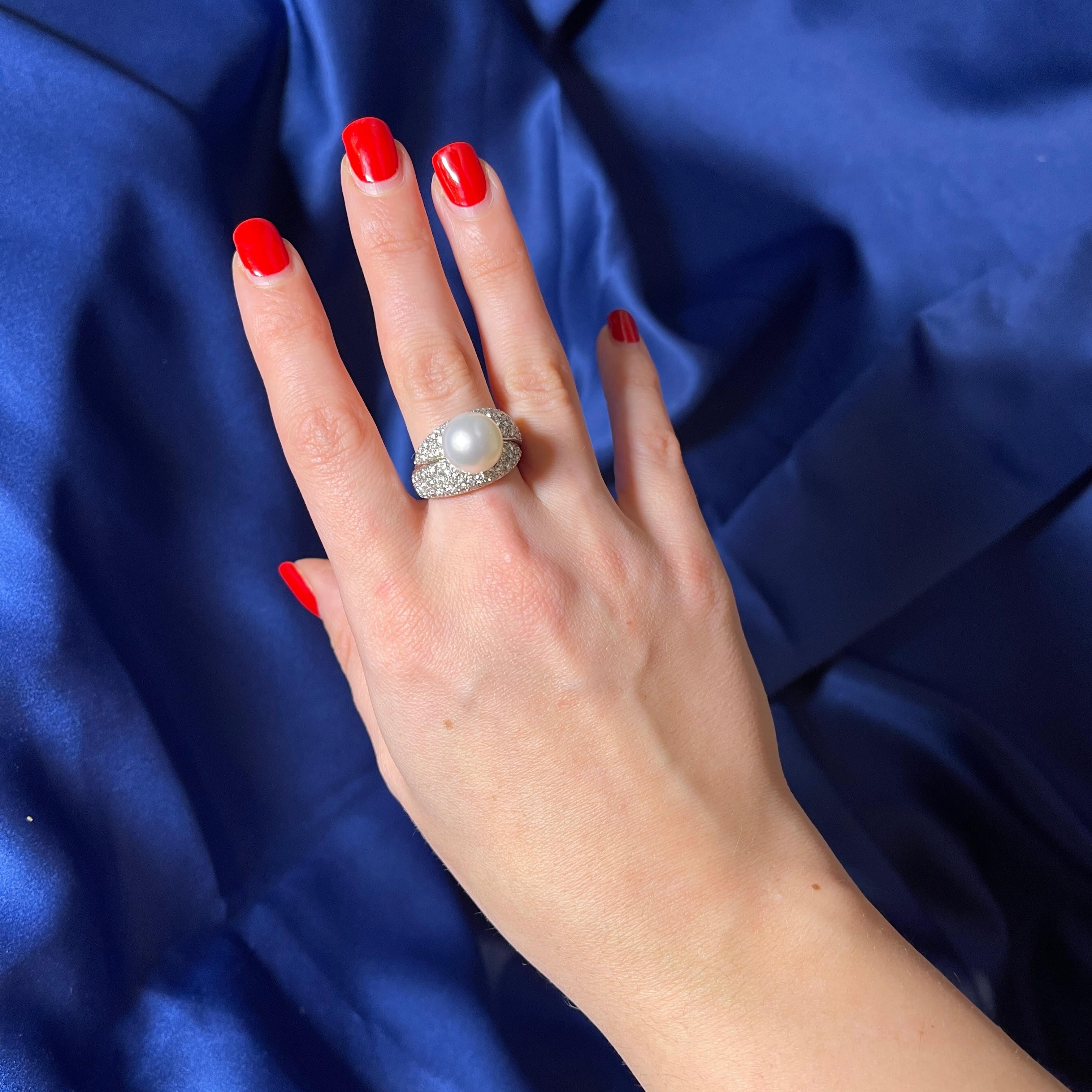 18k Yellow Gold Ring with Central Pearl and Pavé Diamonds For Sale 5