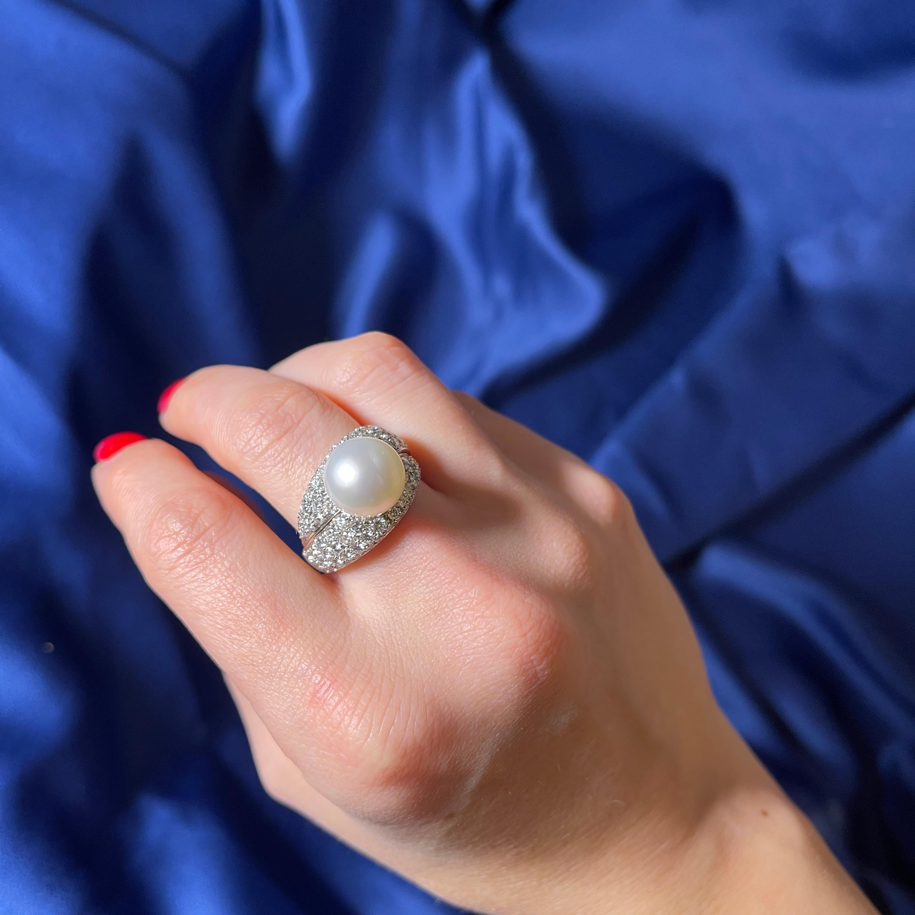 18k Yellow Gold Ring with Central Pearl and Pavé Diamonds For Sale 6