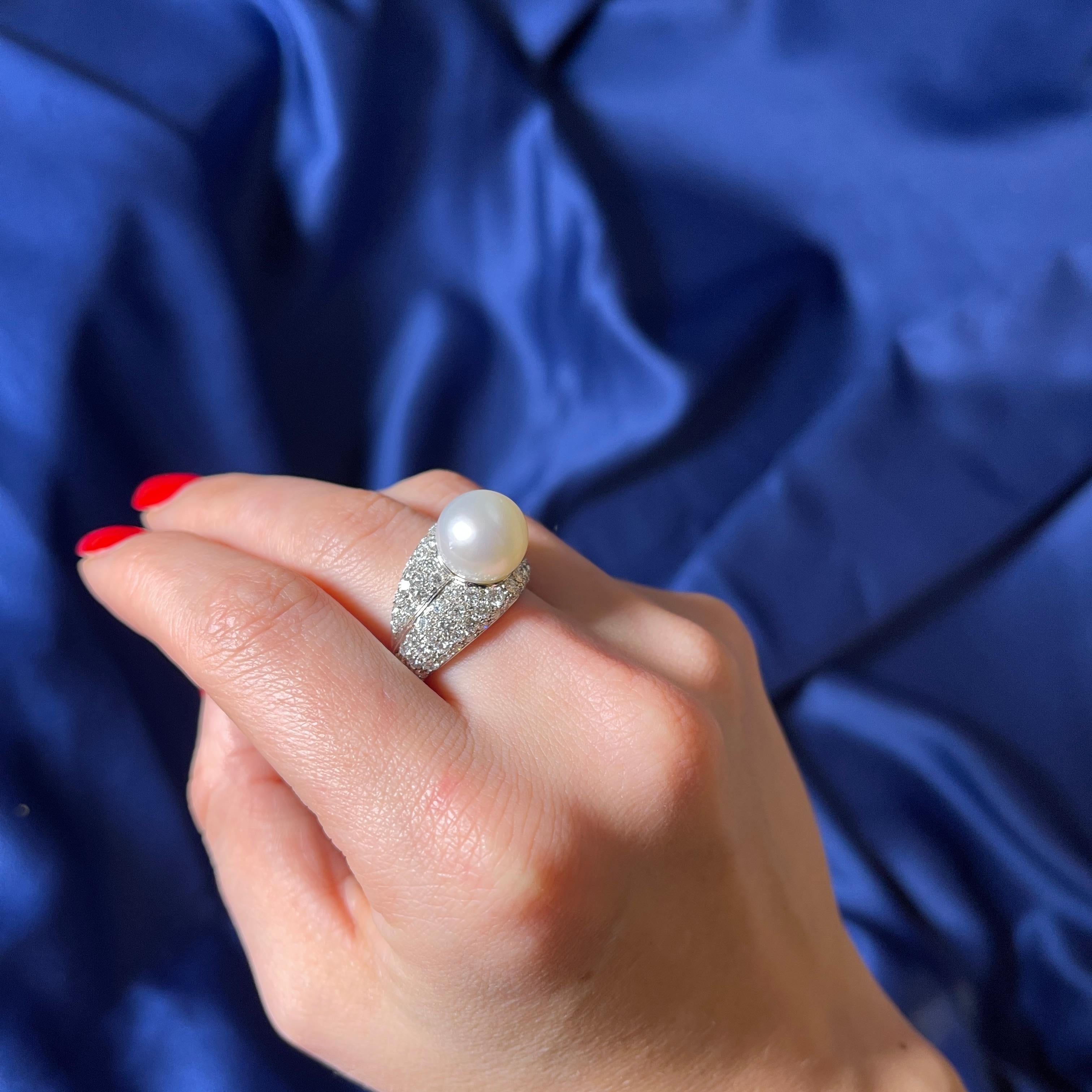 18k Yellow Gold Ring with Central Pearl and Pavé Diamonds For Sale 7