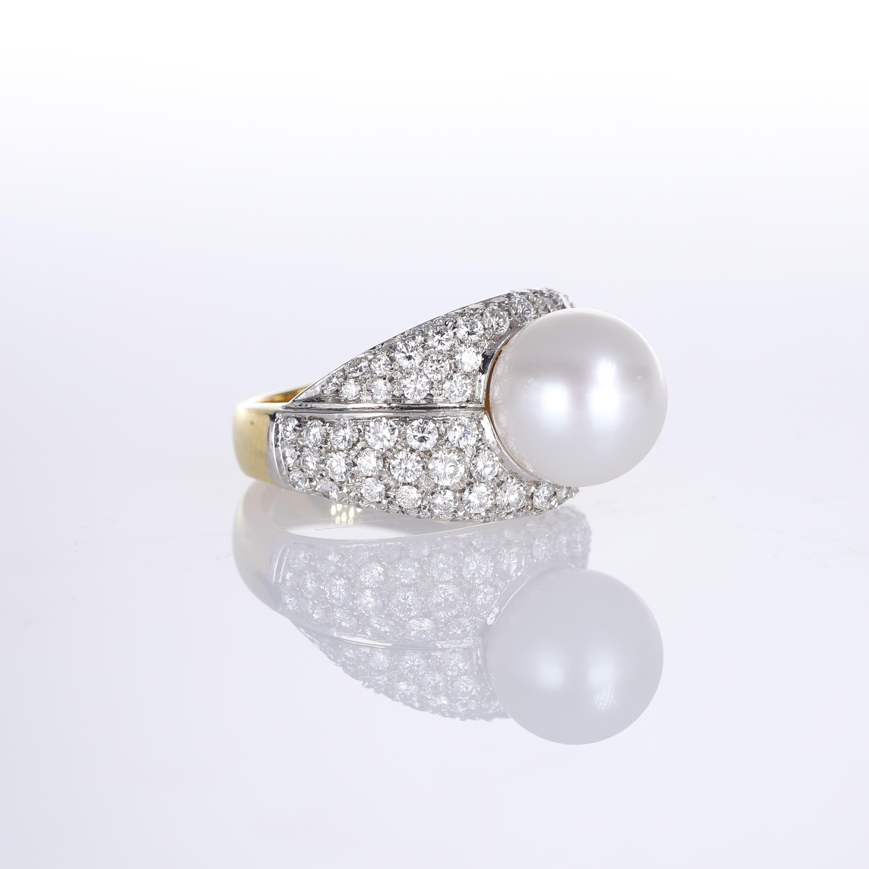 Brilliant Cut 18k Yellow Gold Ring with Central Pearl and Pavé Diamonds For Sale