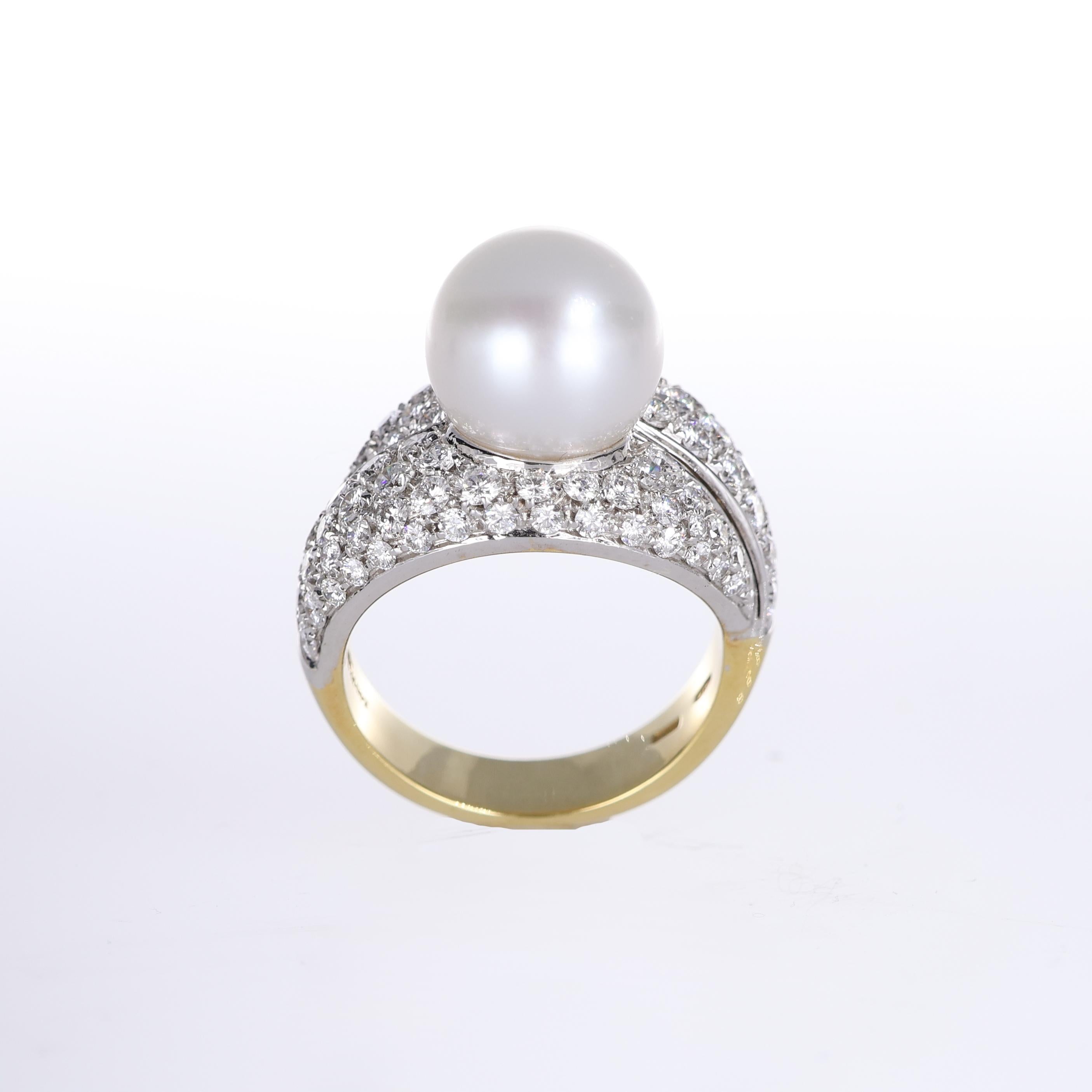 18k Yellow Gold Ring with Central Pearl and Pavé Diamonds In New Condition For Sale In Bergamo, BG