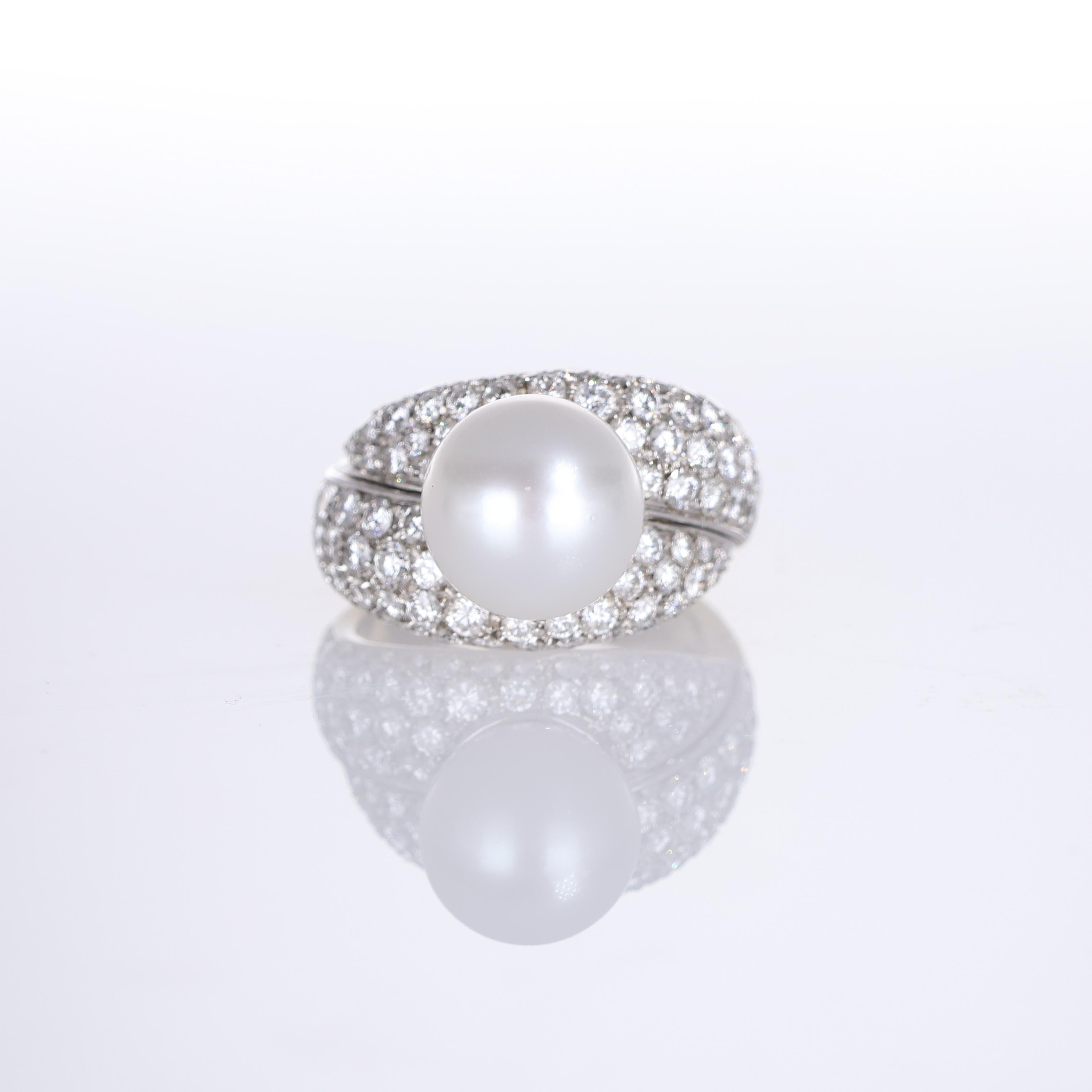 Women's or Men's 18k Yellow Gold Ring with Central Pearl and Pavé Diamonds For Sale