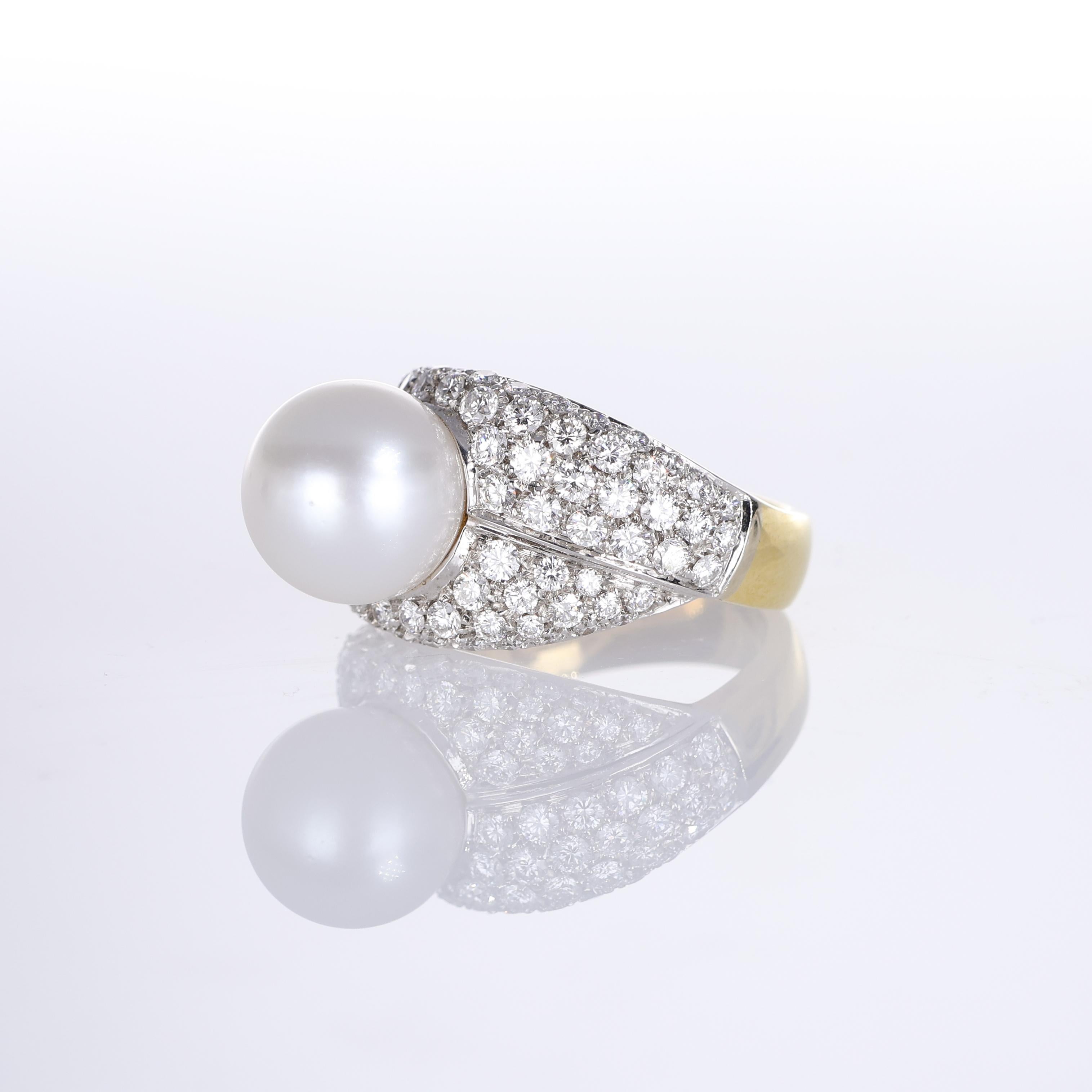 18k Yellow Gold Ring with Central Pearl and Pavé Diamonds For Sale 2