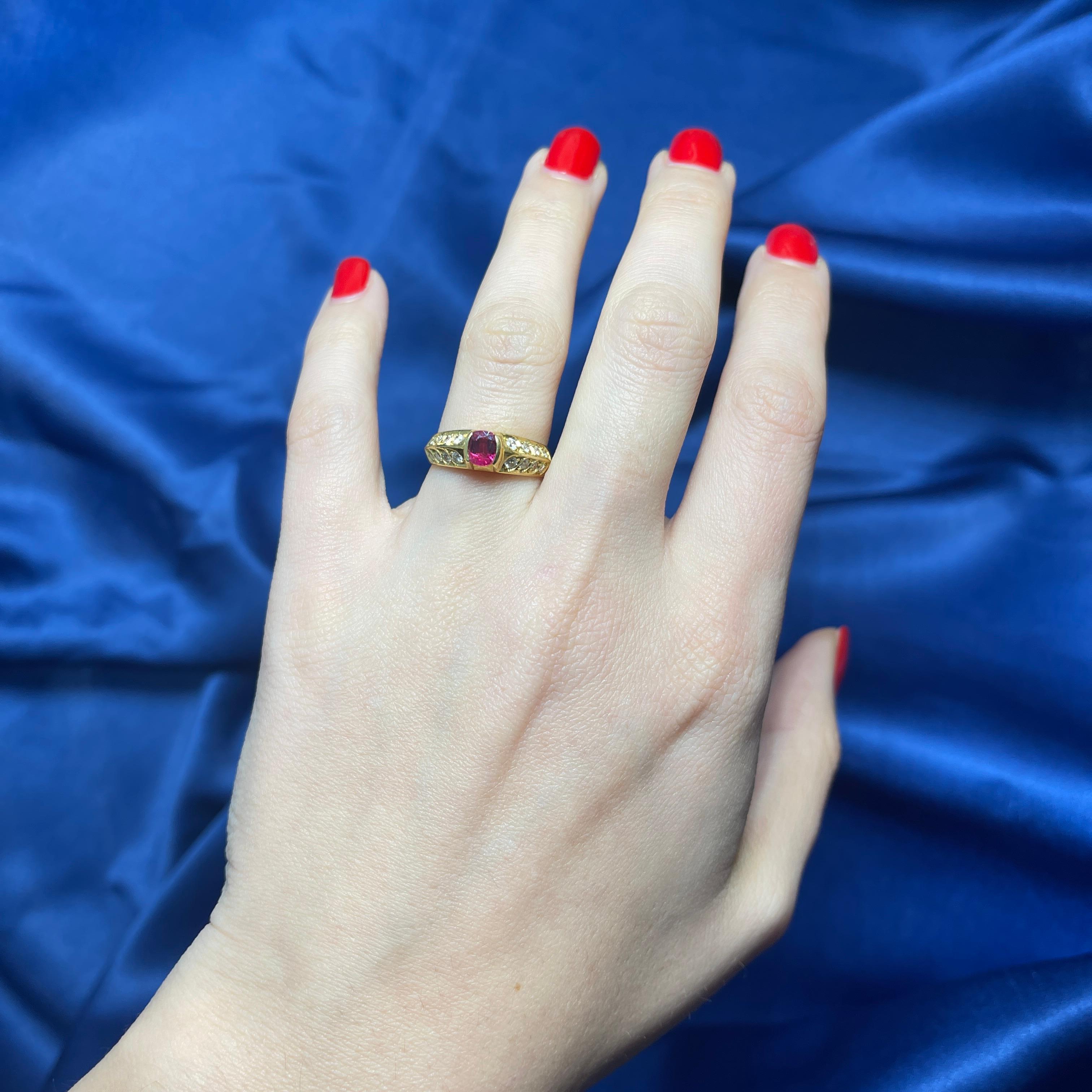 18k Yellow Gold Ring with Central Ruby and Side Diamonds For Sale 1