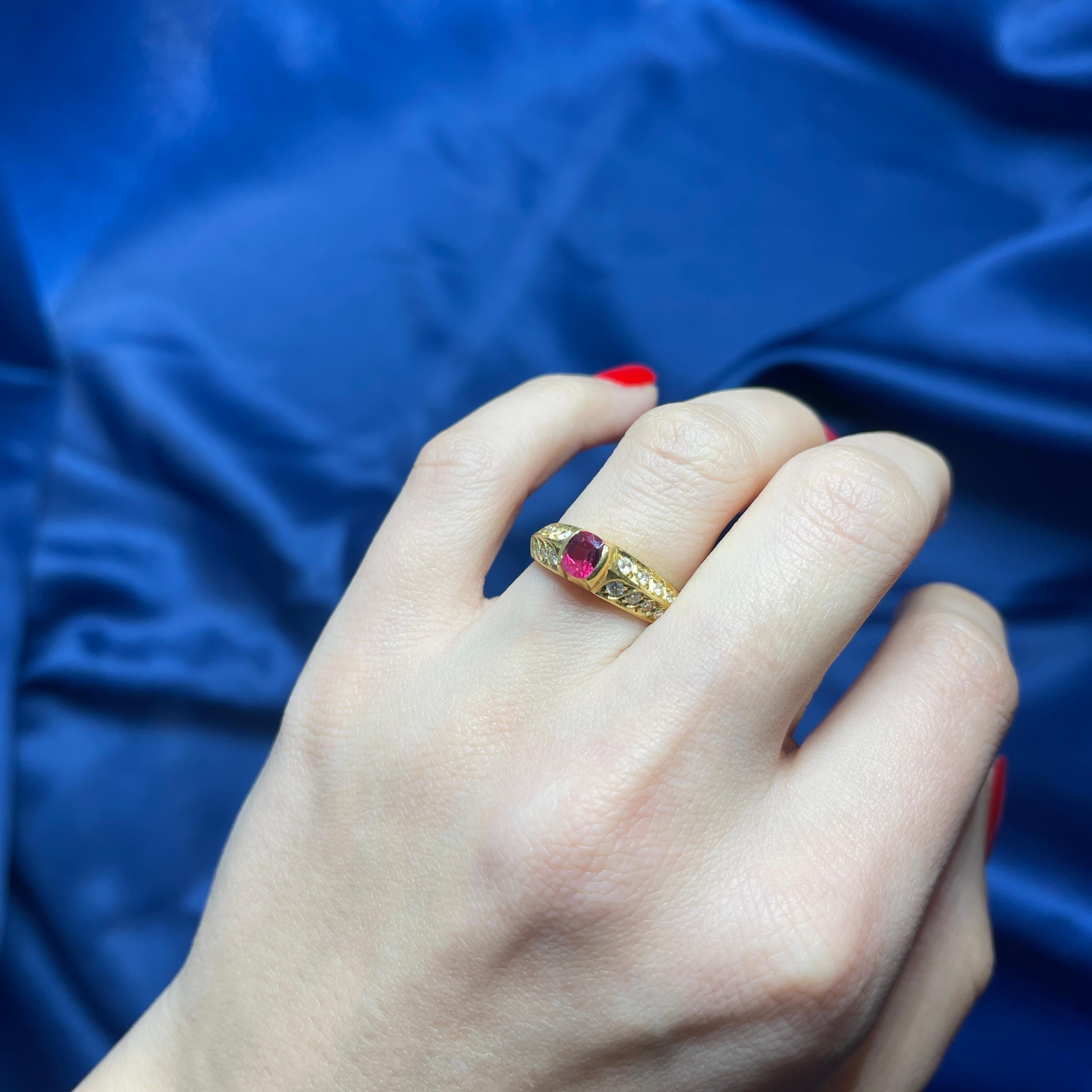 18k Yellow Gold Ring with Central Ruby and Side Diamonds For Sale 2