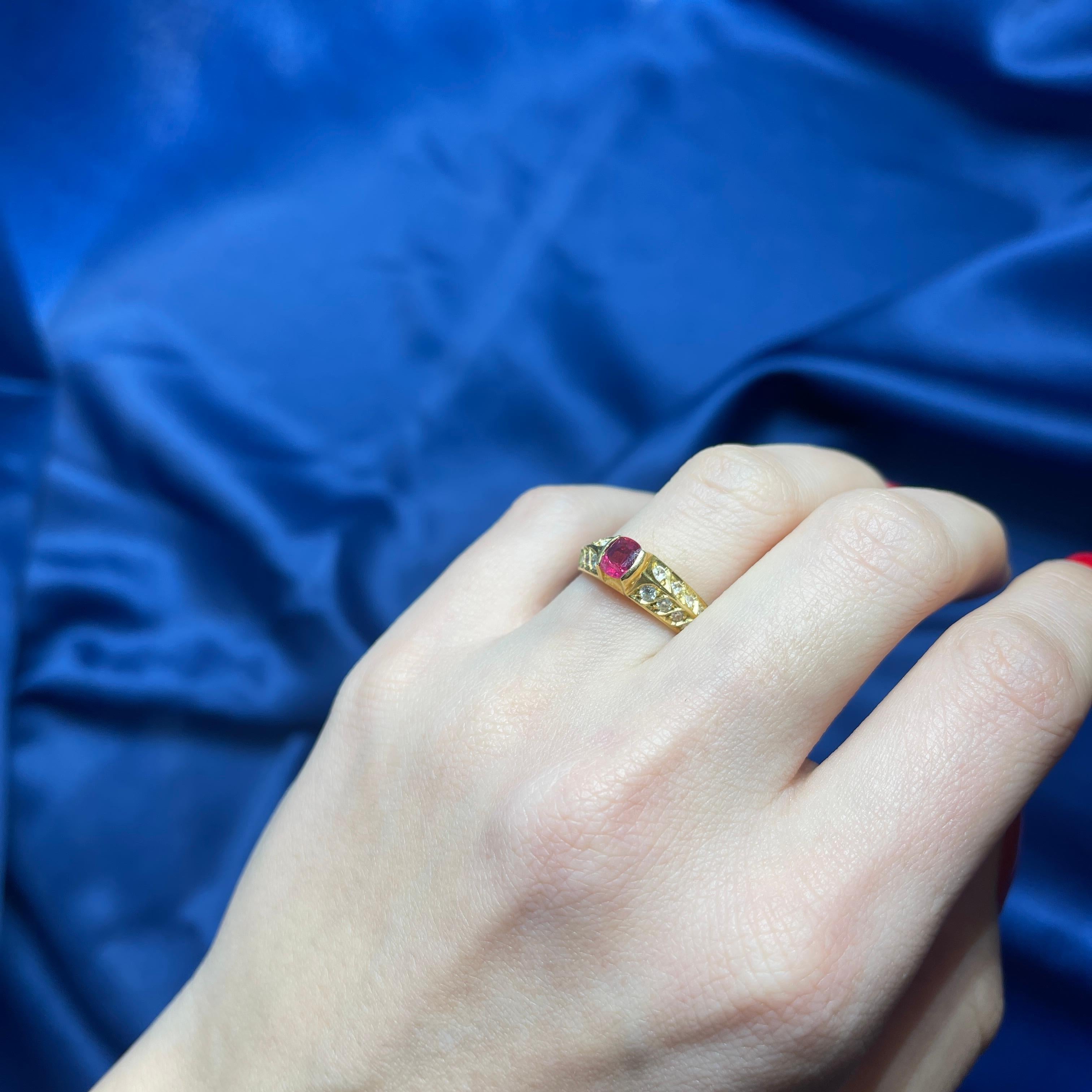 18k Yellow Gold Ring with Central Ruby and Side Diamonds For Sale 3