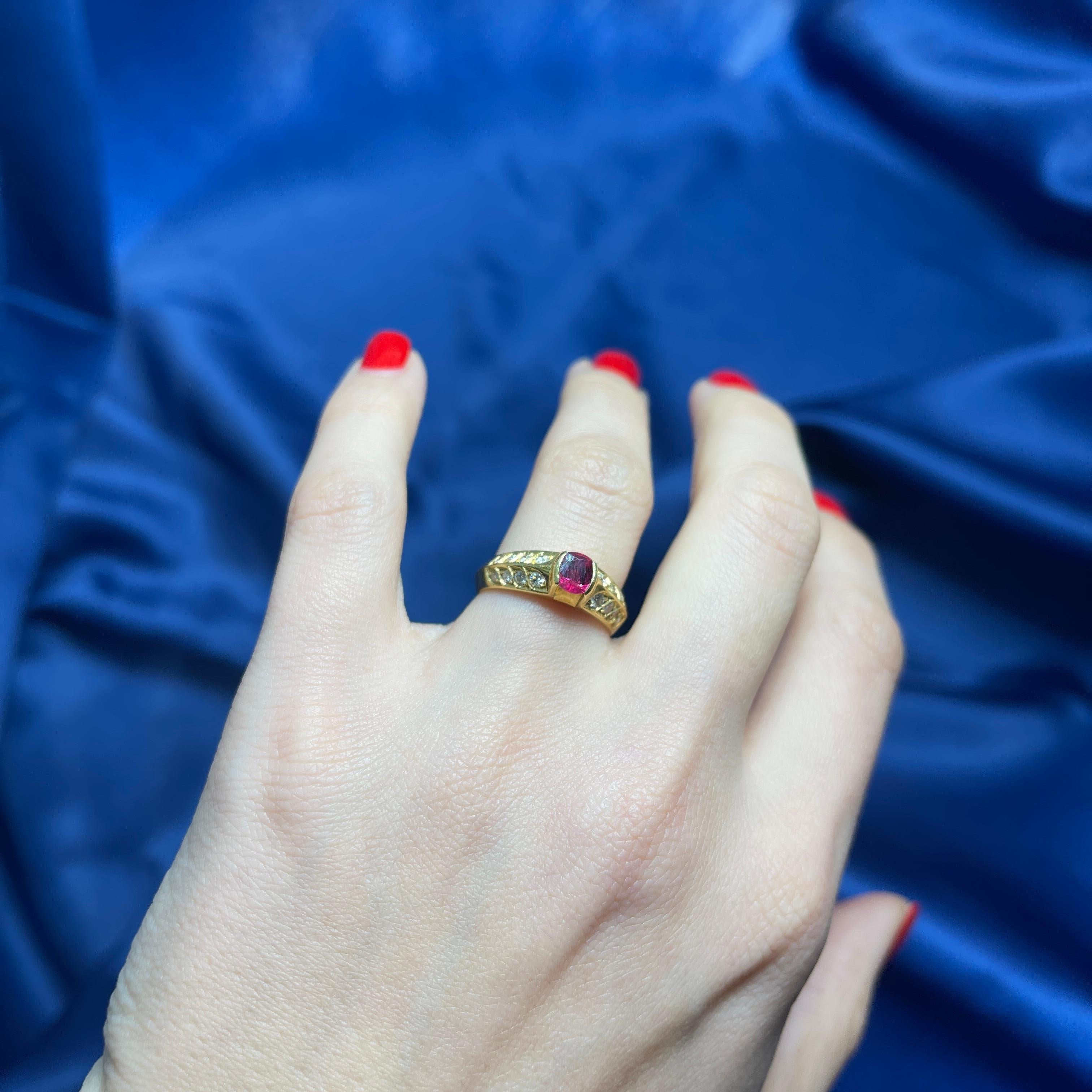 18k Yellow Gold Ring with Central Ruby and Side Diamonds For Sale 4