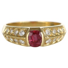 Anillo de Oro Amarillo de 18k con Rubí Central y Diamantes Laterales