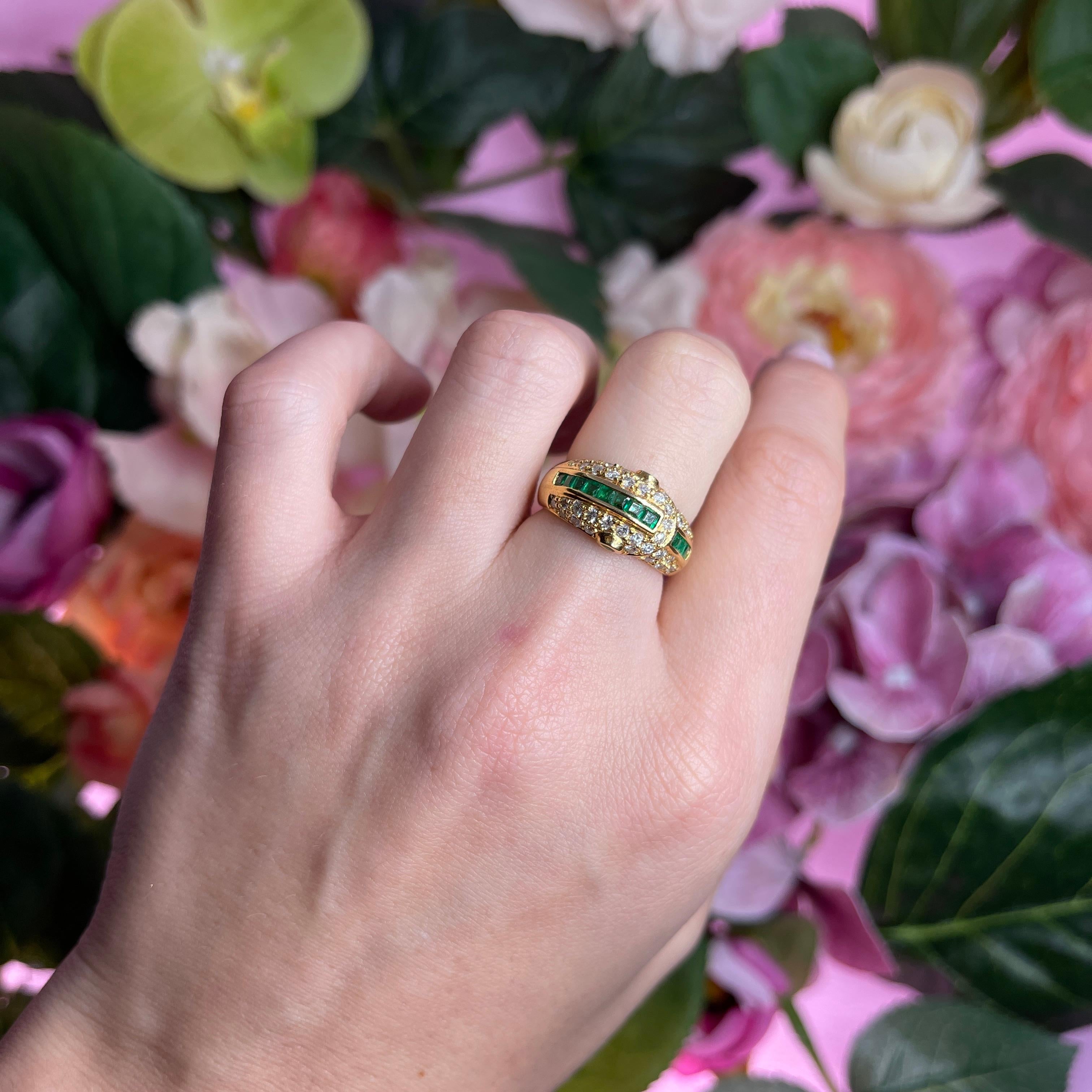 18k Yellow Gold Ring with Central Square-Cut Emeralds and Side Diamonds For Sale 5