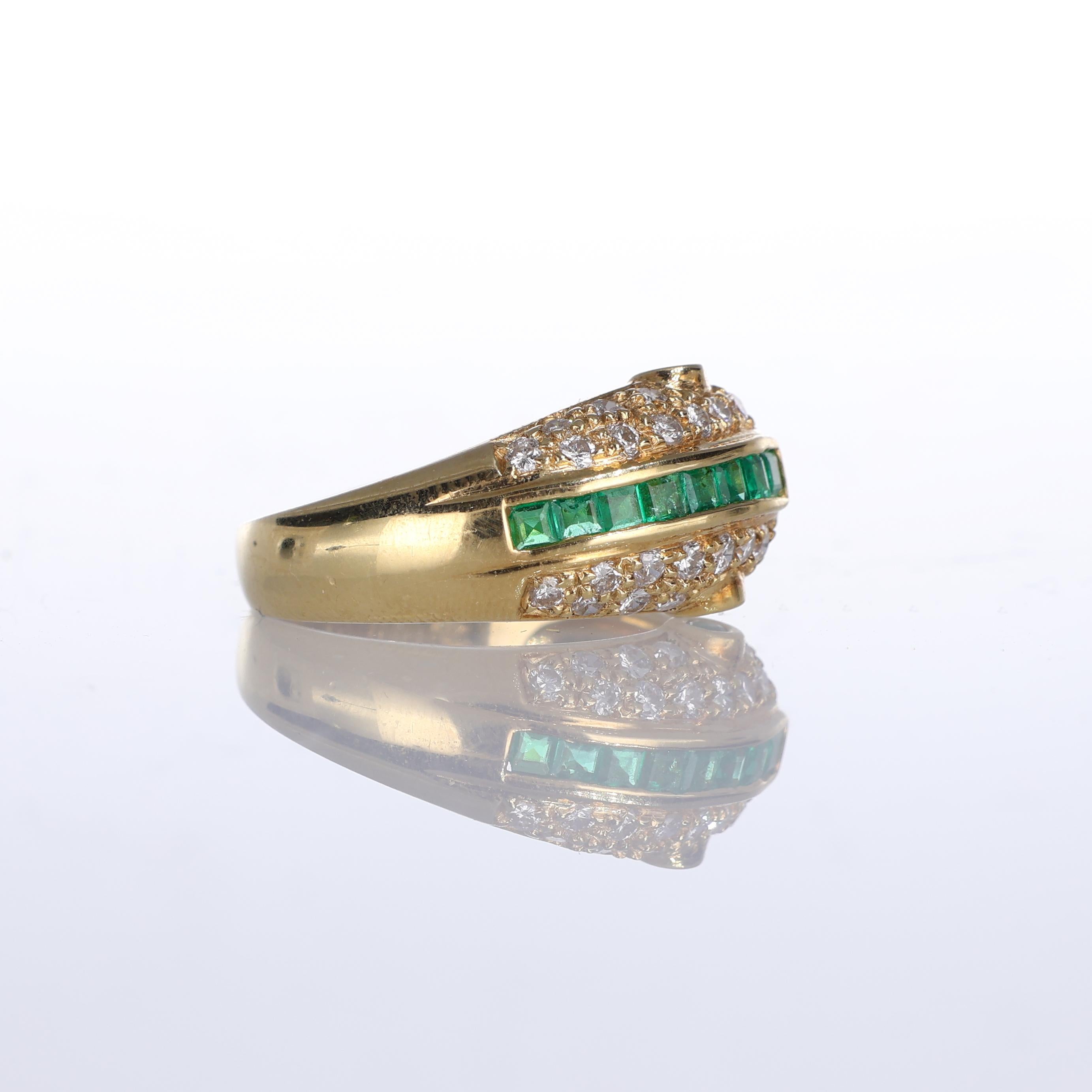 18k Yellow Gold Ring with Central Square-Cut Emeralds and Side Diamonds In New Condition For Sale In Bergamo, BG