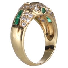 Anello in oro giallo 18k con smeraldi centrali a taglio quadrato e diamanti laterali