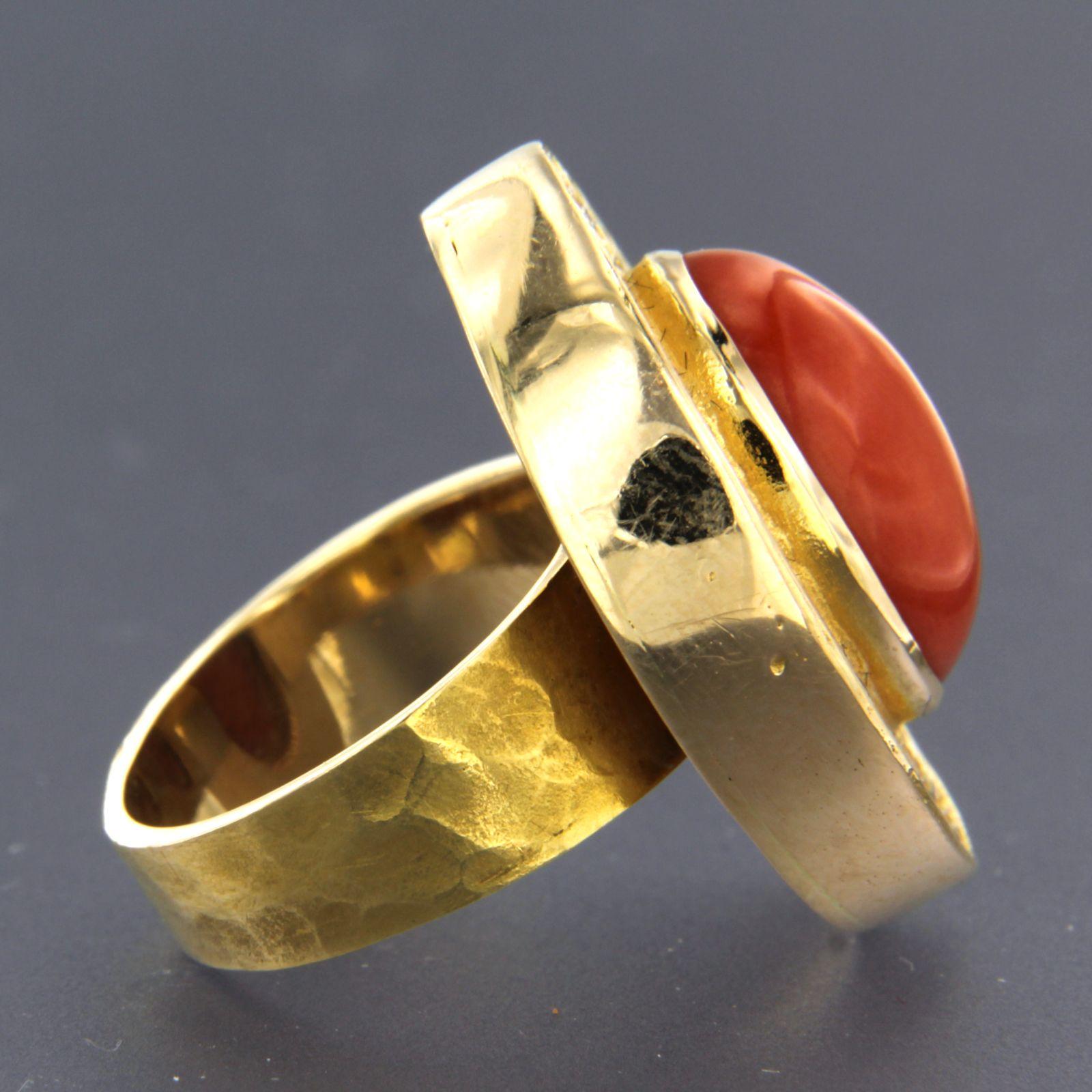 18 Karat Gelbgold Ring mit Koralle - 19.3 Gramm - Ringgröße US.S. 6,5 - EU. 17 (53) (Moderne) im Angebot