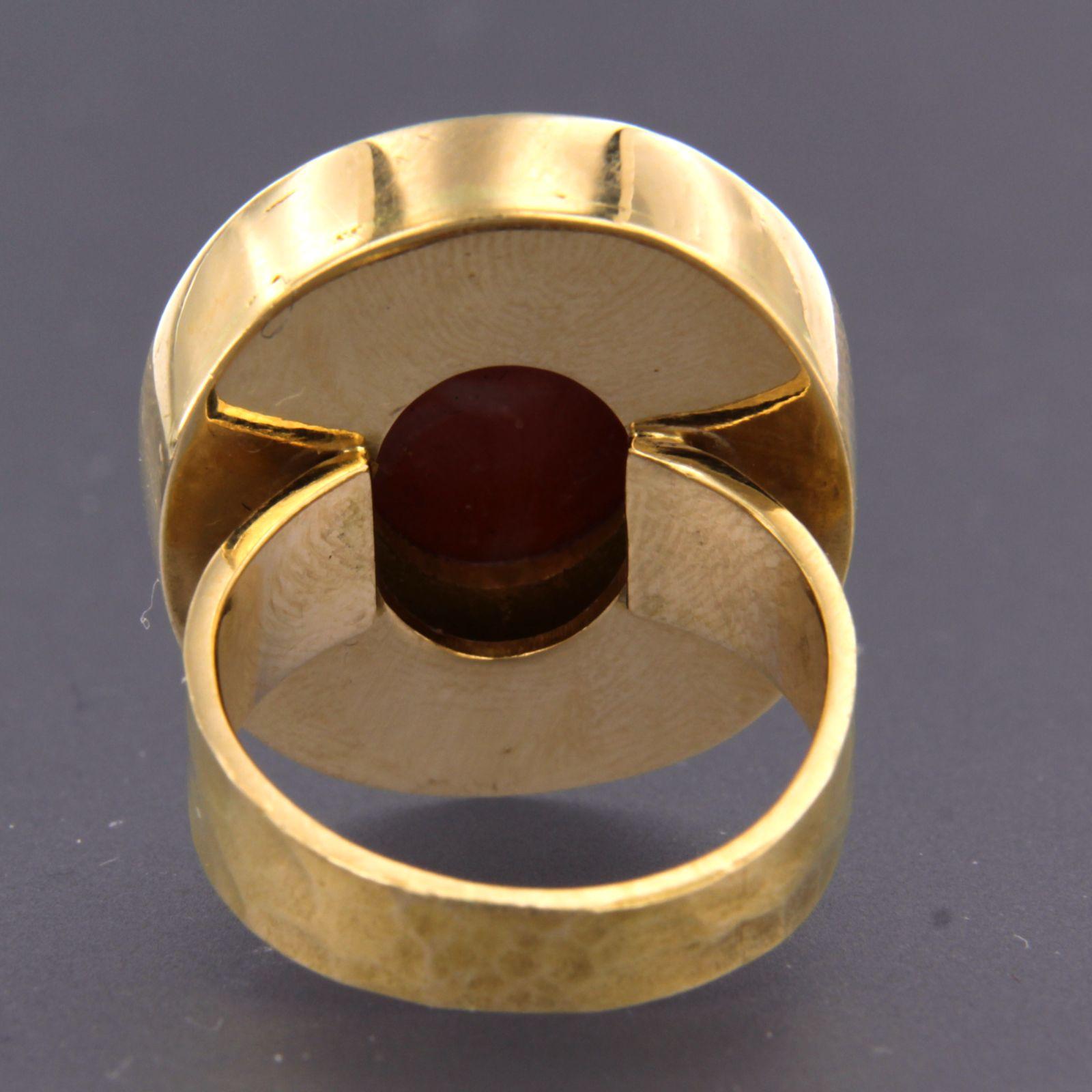 18 Karat Gelbgold Ring mit Koralle - 19.3 Gramm - Ringgröße US.S. 6,5 - EU. 17 (53) (Cabochon) im Angebot