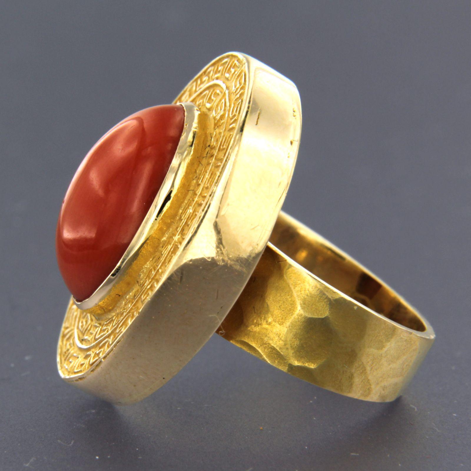 18 Karat Gelbgold Ring mit Koralle - 19.3 Gramm - Ringgröße US.S. 6,5 - EU. 17 (53) im Zustand „Hervorragend“ im Angebot in The Hague, ZH