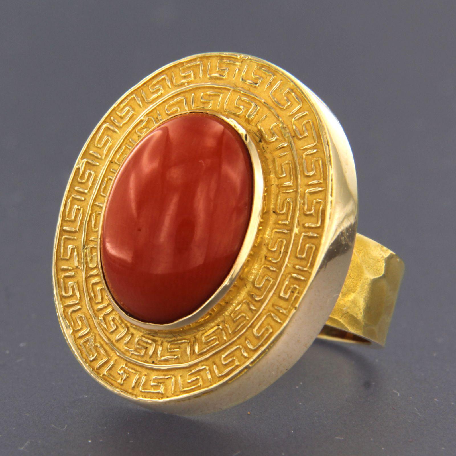 18k yellow gold ring with coral - 19.3 grams - ringsize U.S. 6.5 - EU. 17 (53) In Excellent Condition For Sale In The Hague, ZH