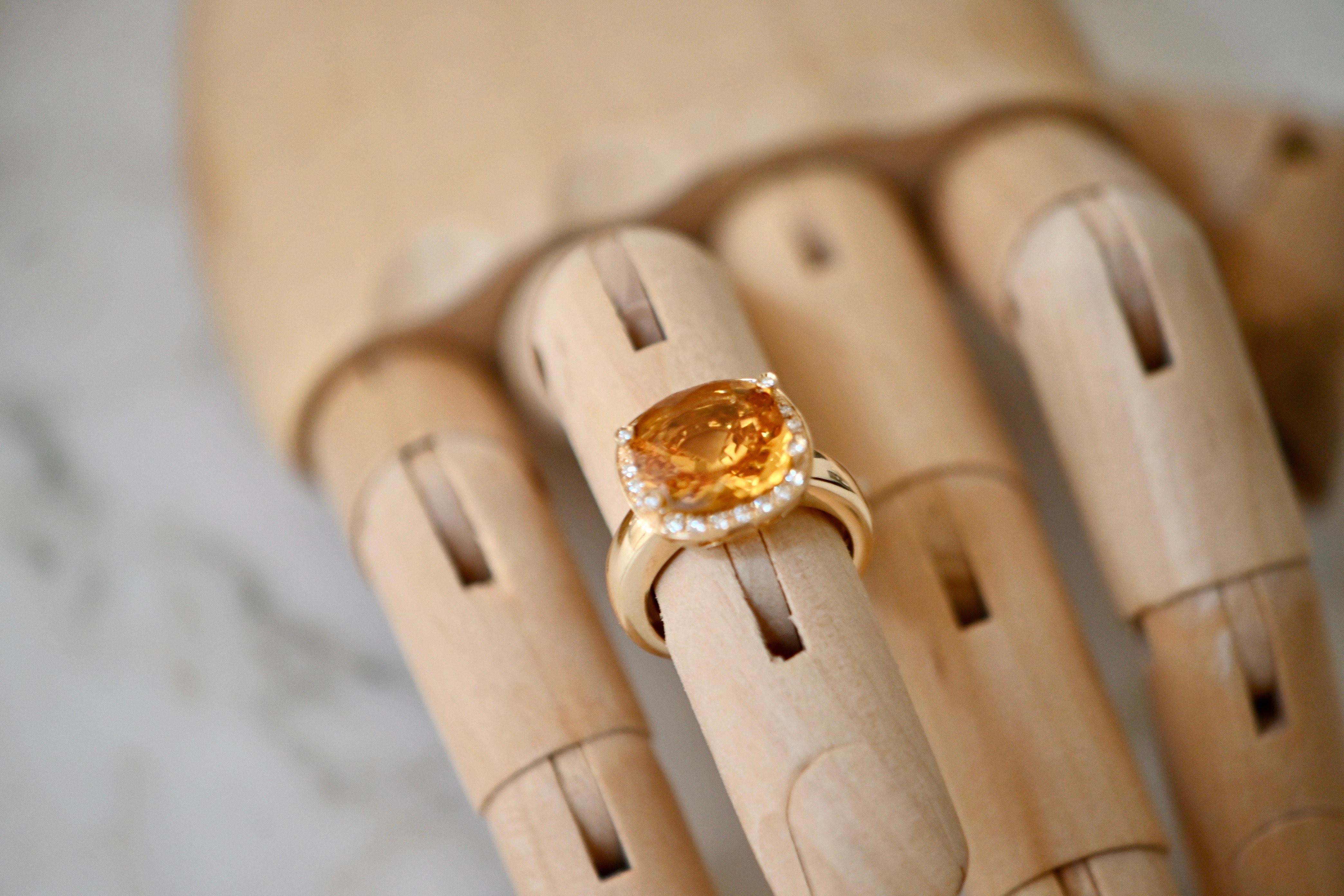 Moderno 18K Yellow Gold Ring with Cushion-Cut Citrine and Brilliant-Cut Diamonds in vendita