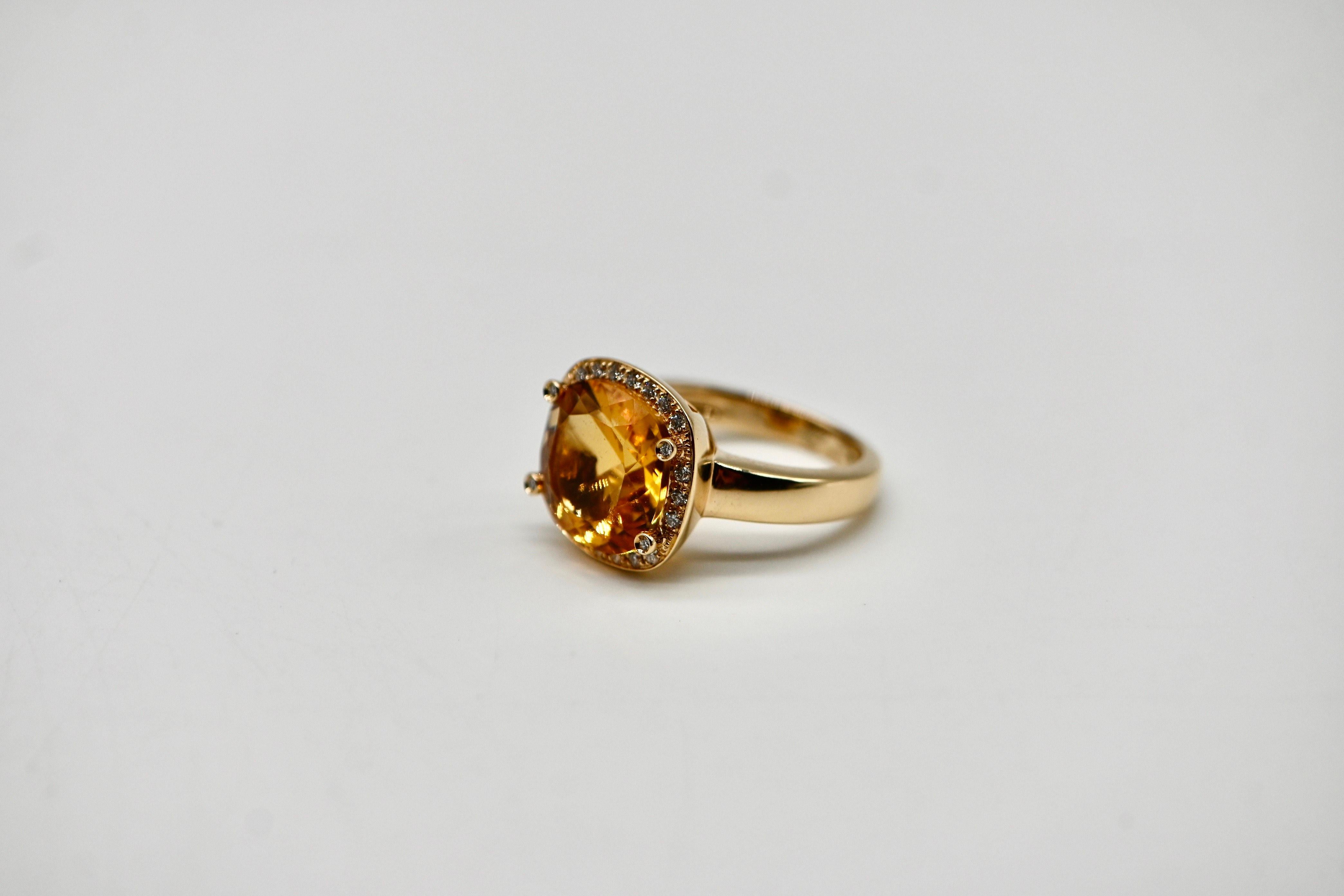Taglio cuscino 18K Yellow Gold Ring with Cushion-Cut Citrine and Brilliant-Cut Diamonds in vendita