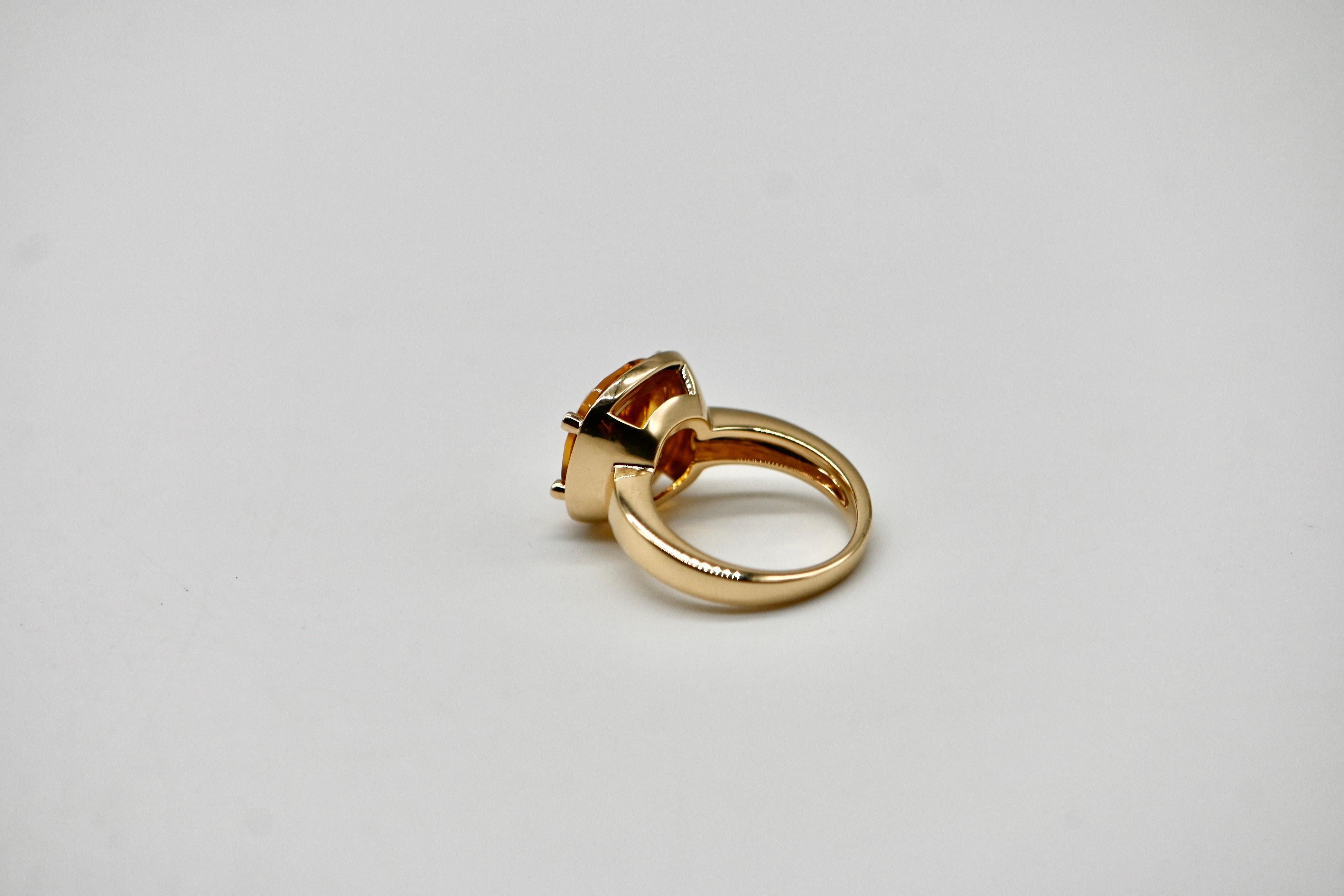 18K Yellow Gold Ring with Cushion-Cut Citrine and Brilliant-Cut Diamonds In condizioni Nuovo in vendita a Vannes, FR