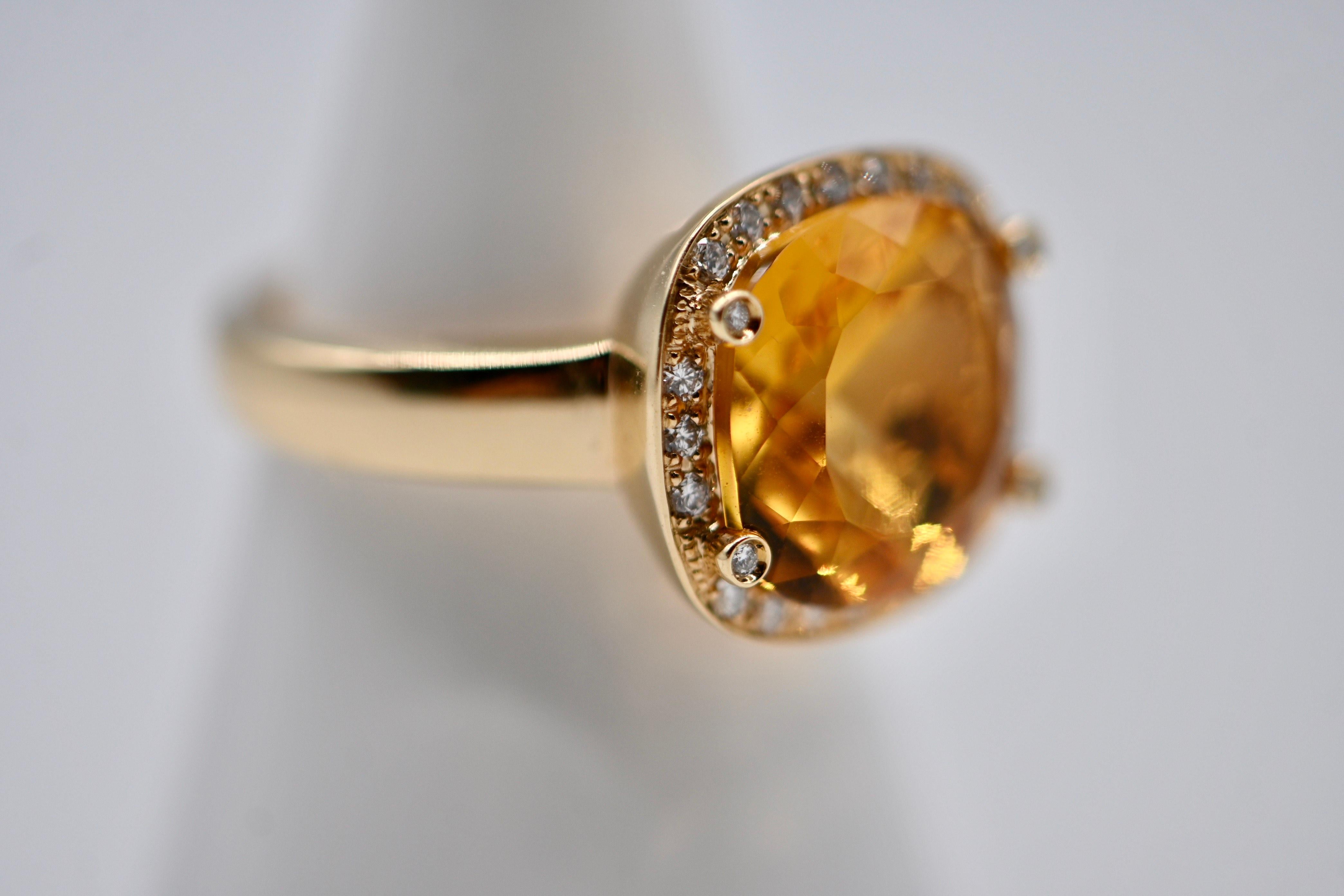 18K Yellow Gold Ring with Cushion-Cut Citrine and Brilliant-Cut Diamonds in vendita 1
