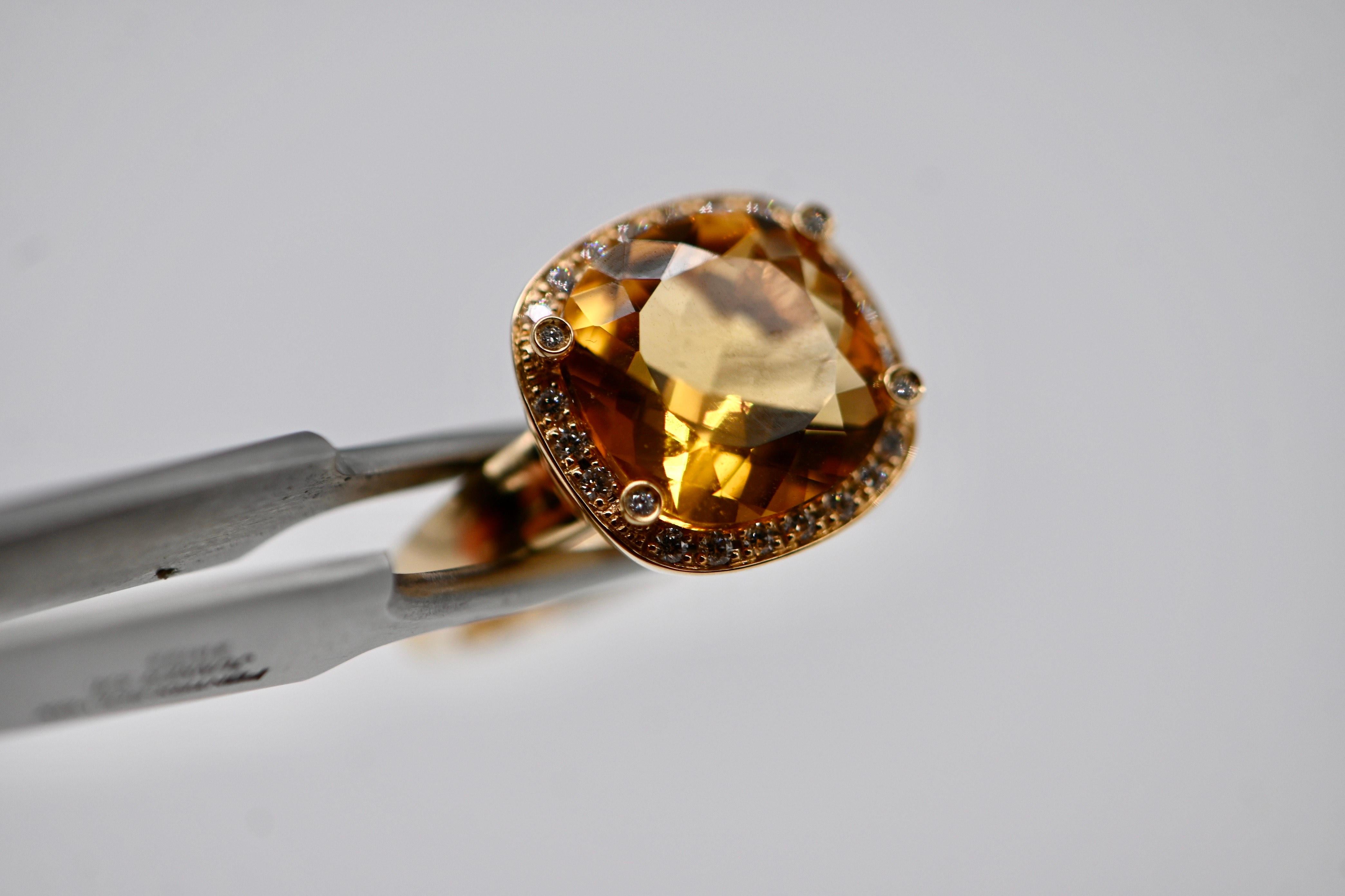 18K Yellow Gold Ring with Cushion-Cut Citrine and Brilliant-Cut Diamonds in vendita 2
