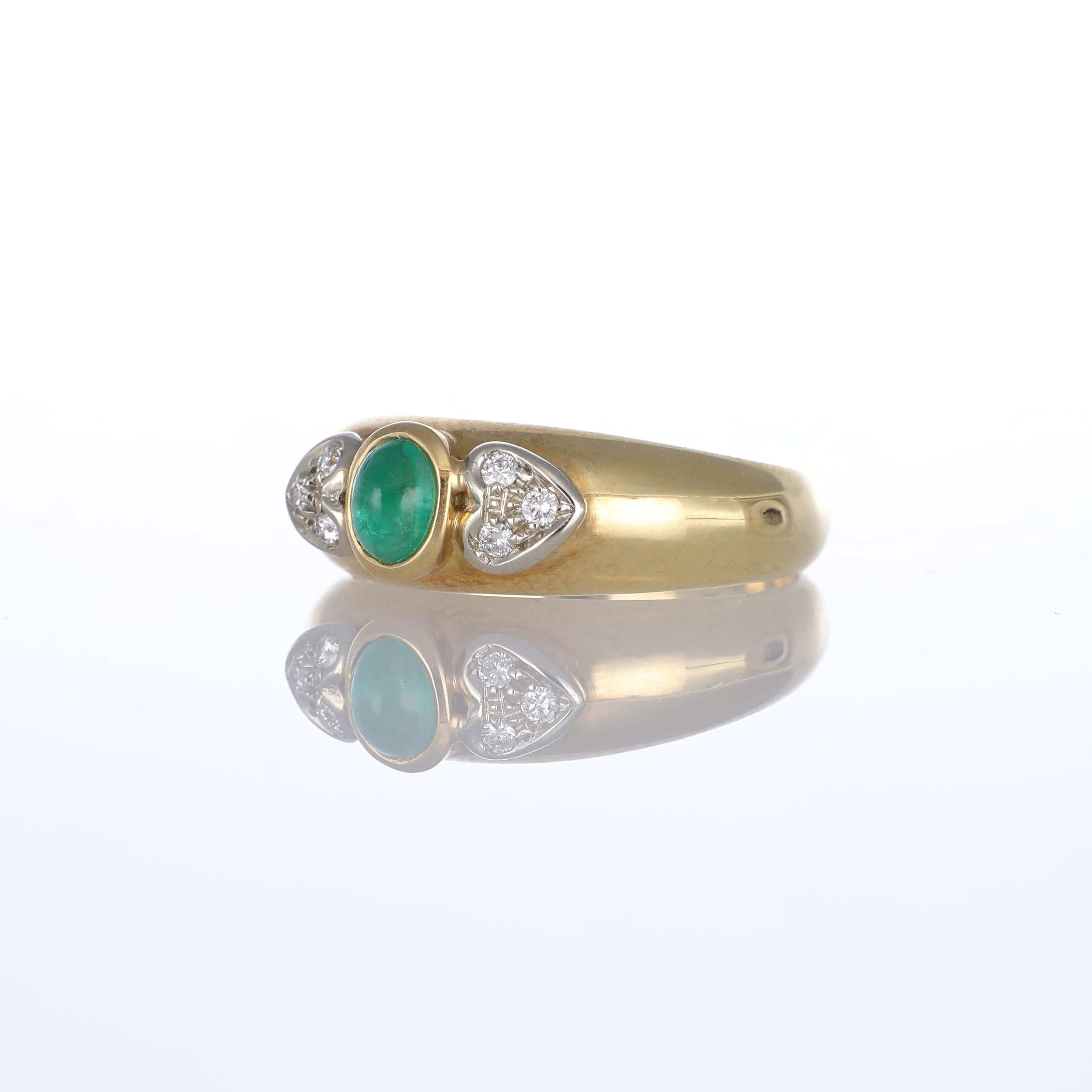 18k Yellow Gold Ring with Diamond Hearts and Emerald Cabochon In New Condition For Sale In Bergamo, BG
