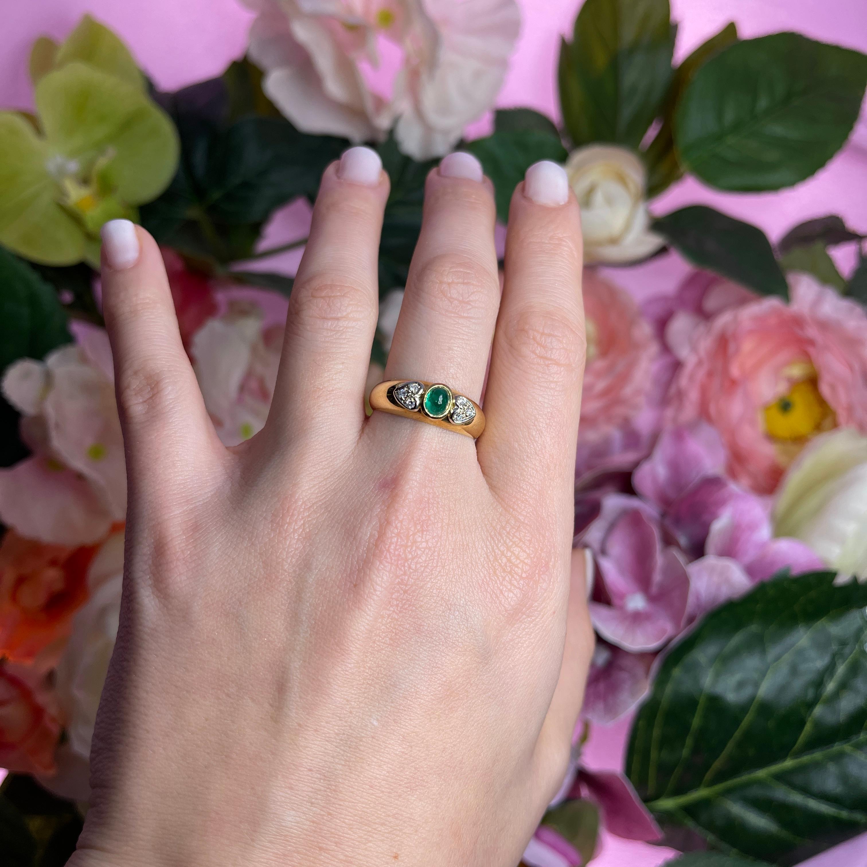 18k Yellow Gold Ring with Diamond Hearts and Emerald Cabochon For Sale 1