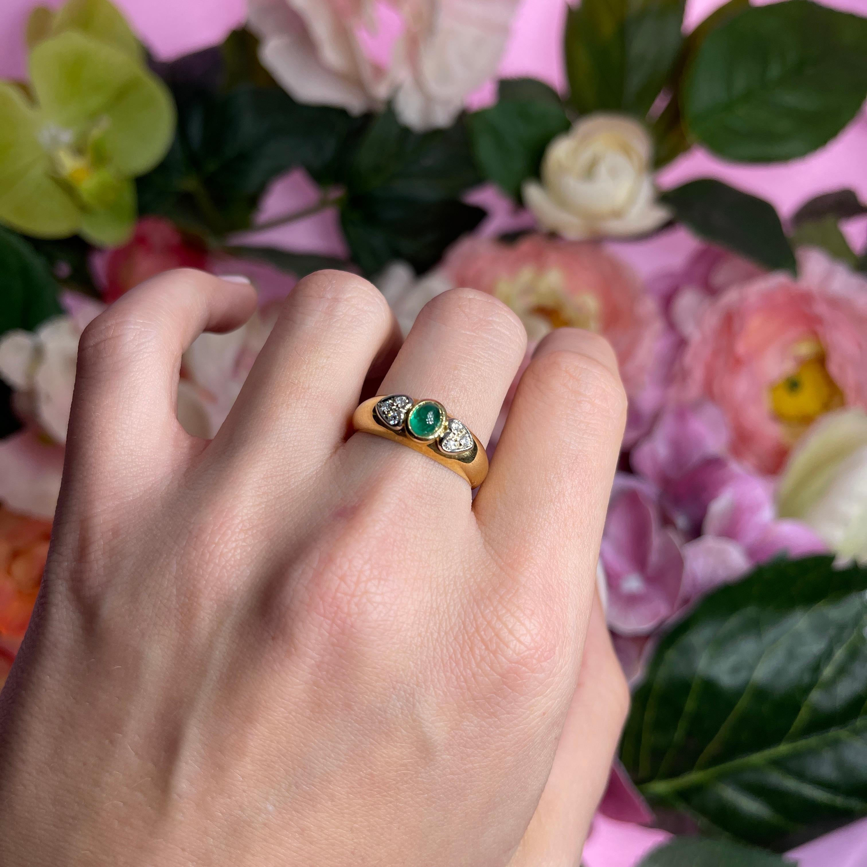 18k Yellow Gold Ring with Diamond Hearts and Emerald Cabochon For Sale 2