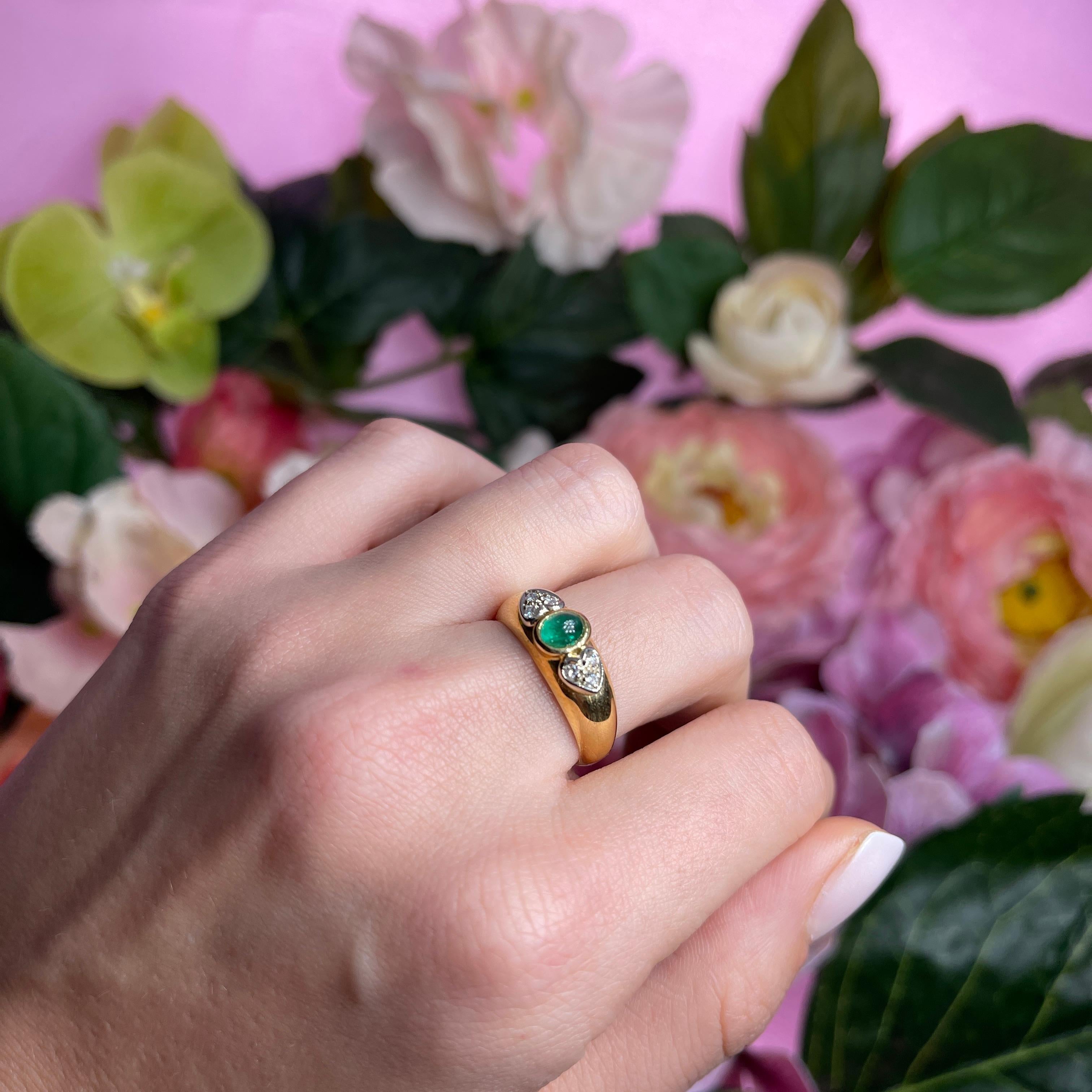 18k Yellow Gold Ring with Diamond Hearts and Emerald Cabochon For Sale 3